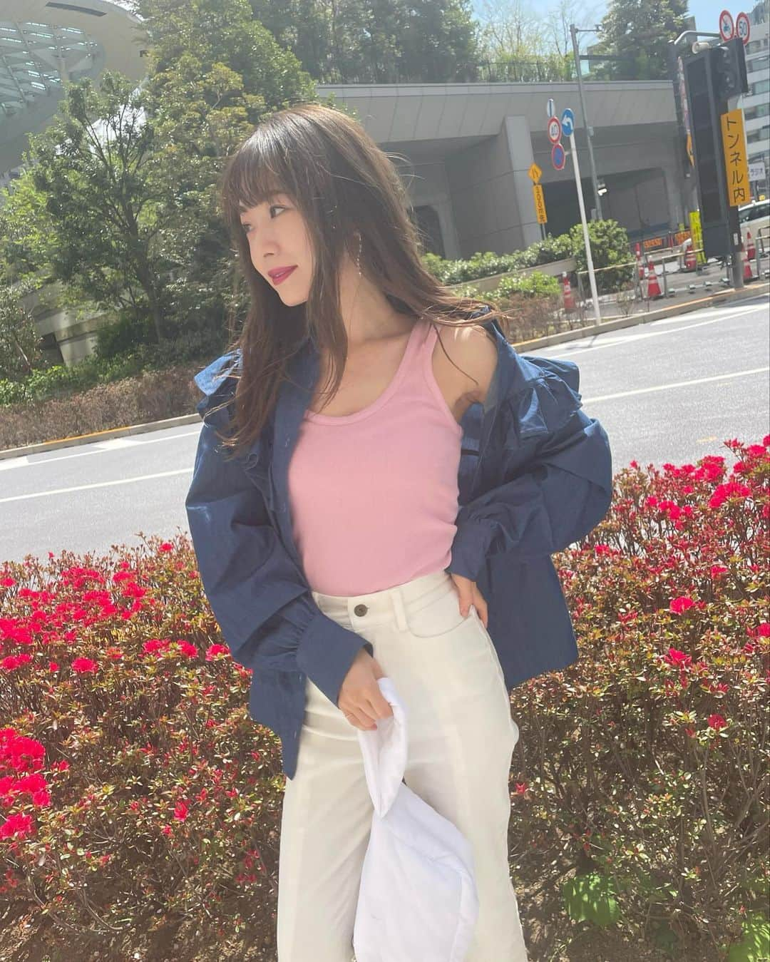 西川瑞希（みずきてぃ）さんのインスタグラム写真 - (西川瑞希（みずきてぃ）Instagram)「真っ赤なお花が綺麗だったのでパシャリ🌹鮮やかなお花にたくさん出会えて嬉しい季節//  この日は @cheriemona_official のダンガリーラッフルブラウスをあけてさらっと羽織にしてコーディネート☺︎ピンクの差し色をいれてみたよ！  本日2022ssの新作も追加されたのでよかったら是非チェックして見てください✨  #cheriemona #newarival #springfashion #fashion #springsummer #春コーデ #ダンガリー #ブラウス #春夏コーデ #カジュアルコーデ #大人女子 #差し色」4月20日 20時38分 - mizuki_nishikawa_