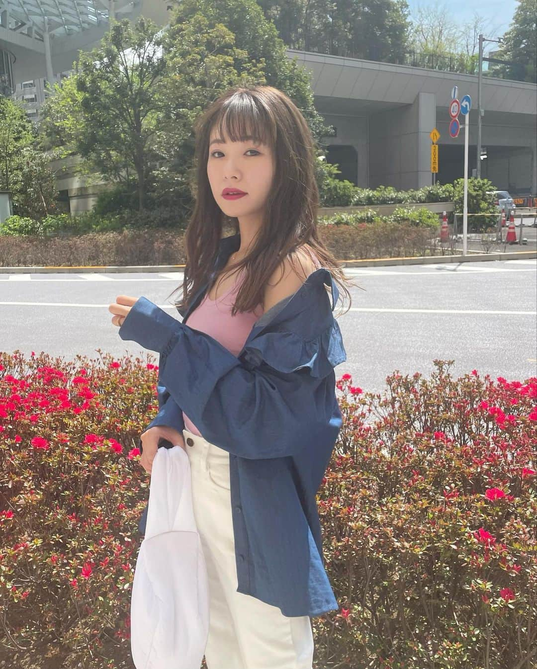 西川瑞希（みずきてぃ）さんのインスタグラム写真 - (西川瑞希（みずきてぃ）Instagram)「真っ赤なお花が綺麗だったのでパシャリ🌹鮮やかなお花にたくさん出会えて嬉しい季節//  この日は @cheriemona_official のダンガリーラッフルブラウスをあけてさらっと羽織にしてコーディネート☺︎ピンクの差し色をいれてみたよ！  本日2022ssの新作も追加されたのでよかったら是非チェックして見てください✨  #cheriemona #newarival #springfashion #fashion #springsummer #春コーデ #ダンガリー #ブラウス #春夏コーデ #カジュアルコーデ #大人女子 #差し色」4月20日 20時38分 - mizuki_nishikawa_