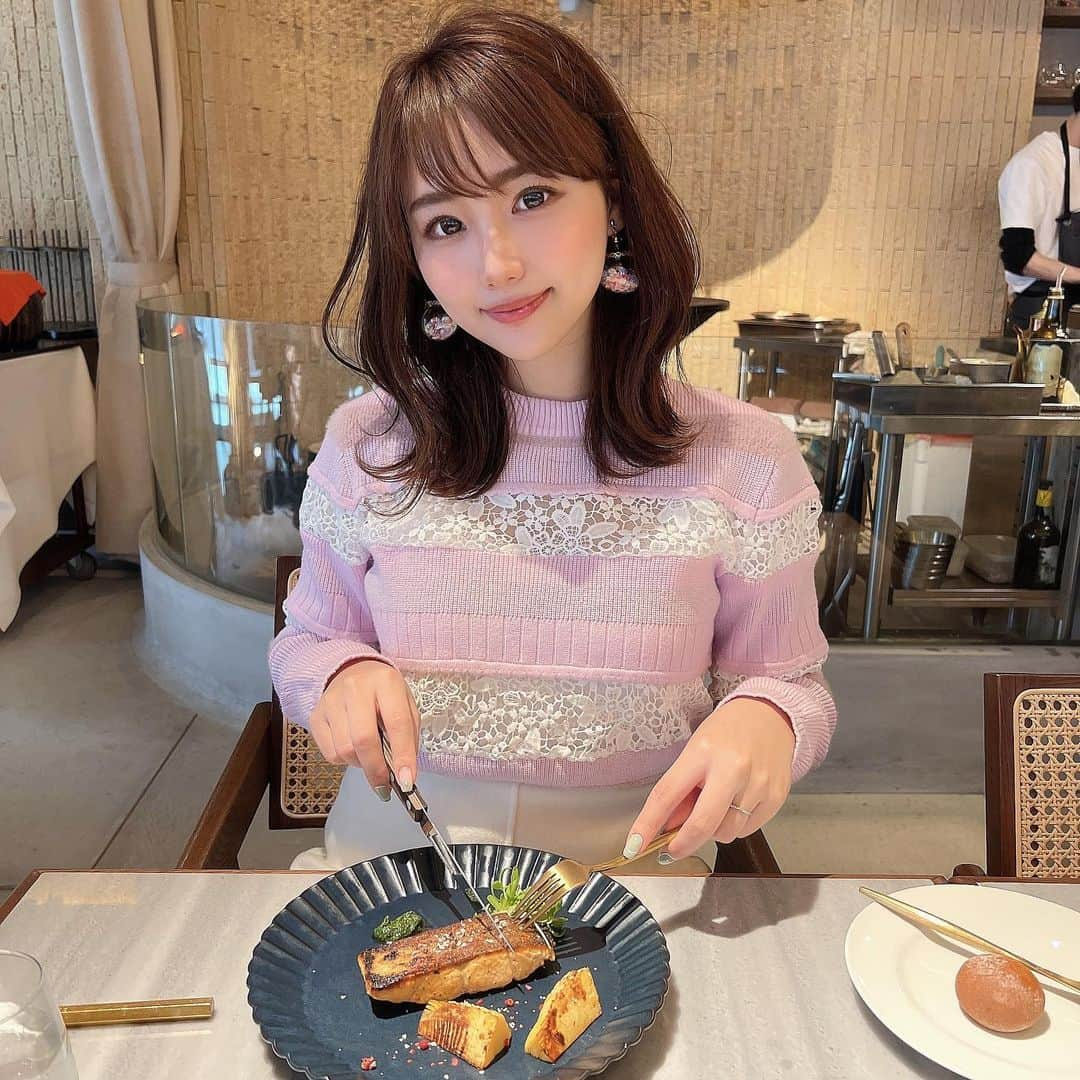 加藤里奈さんのインスタグラム写真 - (加藤里奈Instagram)「⋆  @griglia_pagina さんのランチに行ってきました〜！  伏見にあるレストランなんだけど、 おしゃれだし美味しいしイチオシ😭🤍  今回は2回目のランチです😌🫧  花束みたいになっているサラダ、 めっちゃおしゃれで可愛くない？🥺🤍  そしてランチコースには、 前菜、選べるパスタ、メイン(魚or肉)、デザート(オプション)があって フルコースで食べてきました♪  パスタやメイン料理は季節によって 内容が変わります☺️  個人的に、デザートの生ティラミスは 絶対に食べてほしい一品です😳🫧  今まで食べてきたティラミスの中でダントツ1番美味しい🥹 是非〜！  #grigliapagina #伏見ランチ #カフェ #カフェ巡り #カフェスタグラム  #カフェご飯  #栄グルメ #久屋大通グルメ #名古屋グルメ #名駅グルメ #名古屋ランチ #名古屋ディナー #名古屋カフェ #名古屋駅グルメ #名古屋テイクアウト #愛知県 #名古屋 #大須グルメ #大須食べ歩き  #大須ランチ #愛知ランチ」4月20日 21時12分 - katoco0326