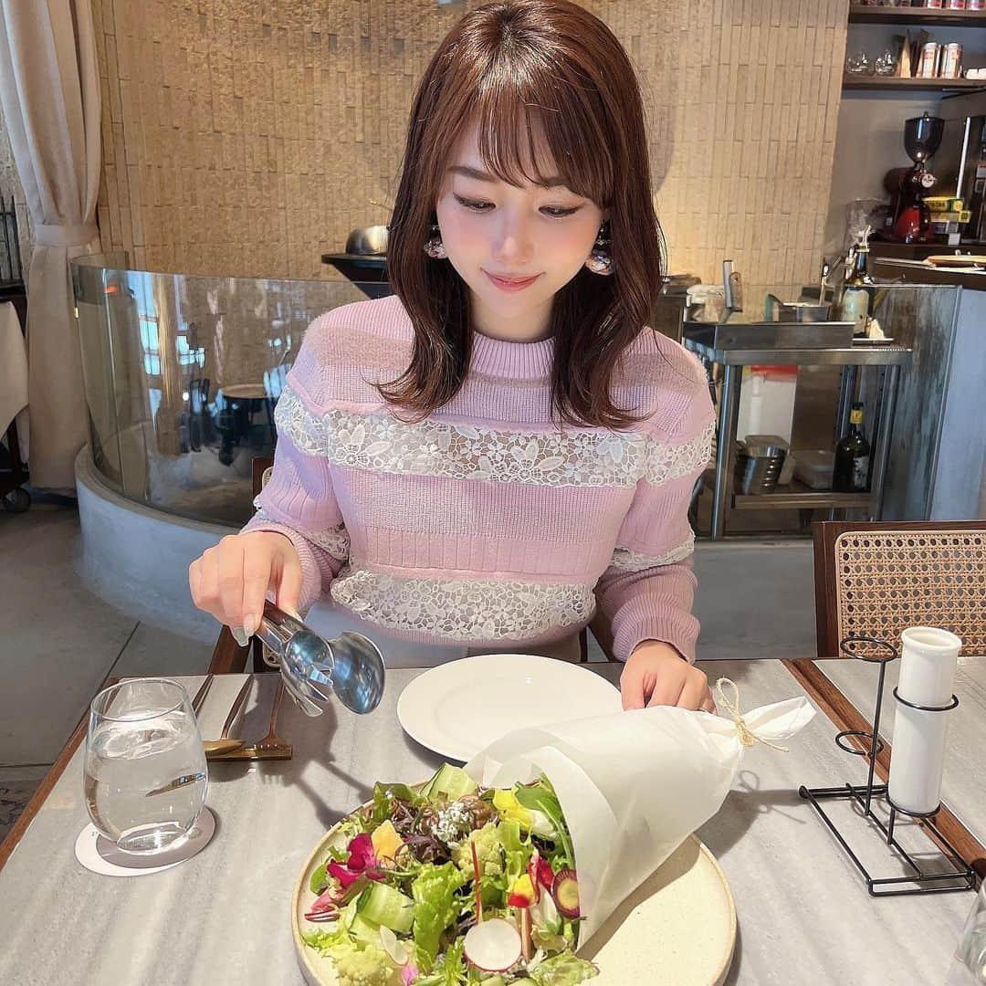 加藤里奈さんのインスタグラム写真 - (加藤里奈Instagram)「⋆  @griglia_pagina さんのランチに行ってきました〜！  伏見にあるレストランなんだけど、 おしゃれだし美味しいしイチオシ😭🤍  今回は2回目のランチです😌🫧  花束みたいになっているサラダ、 めっちゃおしゃれで可愛くない？🥺🤍  そしてランチコースには、 前菜、選べるパスタ、メイン(魚or肉)、デザート(オプション)があって フルコースで食べてきました♪  パスタやメイン料理は季節によって 内容が変わります☺️  個人的に、デザートの生ティラミスは 絶対に食べてほしい一品です😳🫧  今まで食べてきたティラミスの中でダントツ1番美味しい🥹 是非〜！  #grigliapagina #伏見ランチ #カフェ #カフェ巡り #カフェスタグラム  #カフェご飯  #栄グルメ #久屋大通グルメ #名古屋グルメ #名駅グルメ #名古屋ランチ #名古屋ディナー #名古屋カフェ #名古屋駅グルメ #名古屋テイクアウト #愛知県 #名古屋 #大須グルメ #大須食べ歩き  #大須ランチ #愛知ランチ」4月20日 21時12分 - katoco0326