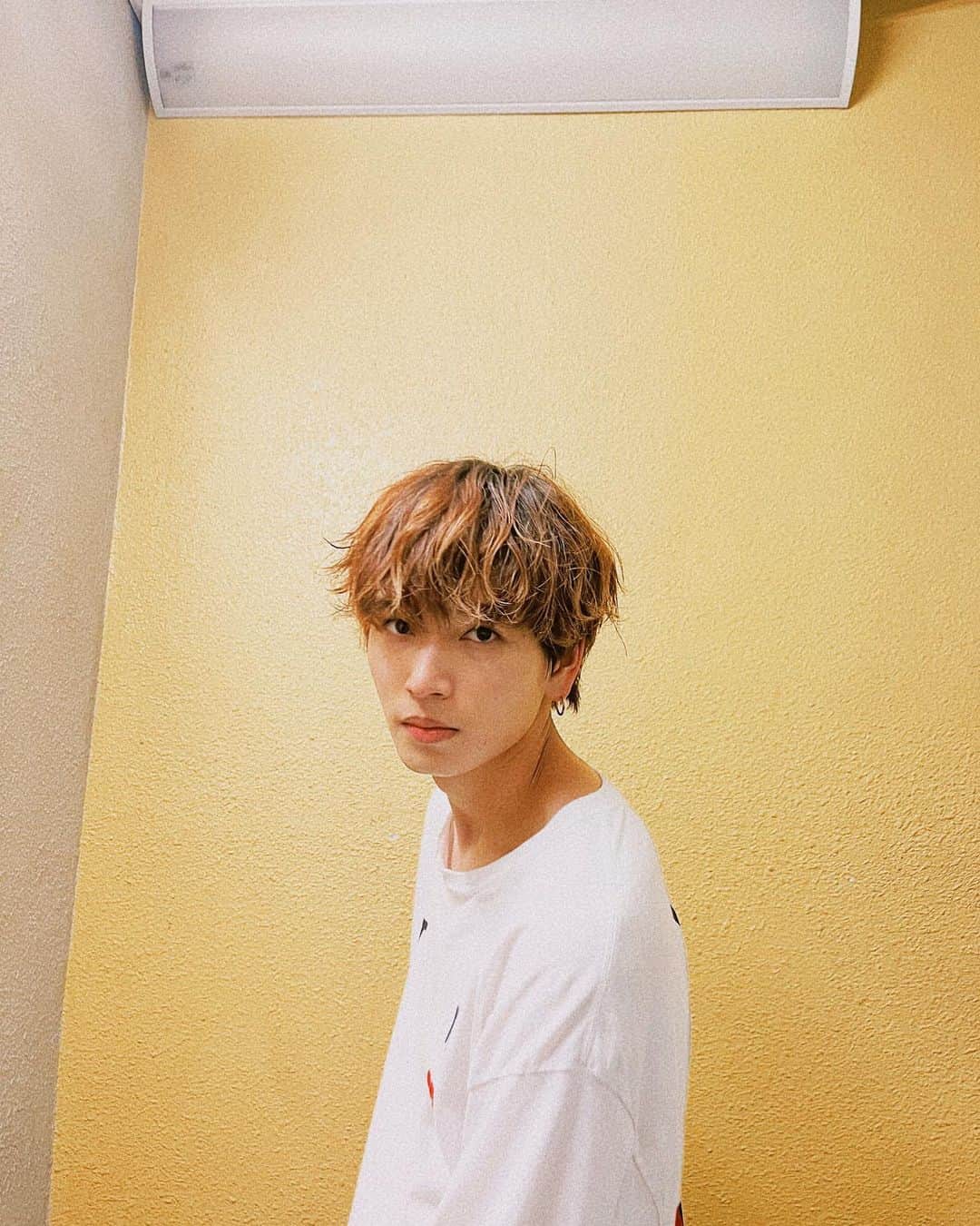 鈴木曉（WATWING）さんのインスタグラム写真 - (鈴木曉（WATWING）Instagram)「今日は撮影があって華麗な1日だったし、カレーを食べた日だった。 カベーの色もカレー色で、何を言いたいかというとカレーは最高です。 #キャプション困った人の結末」4月20日 21時13分 - asahi_watwing