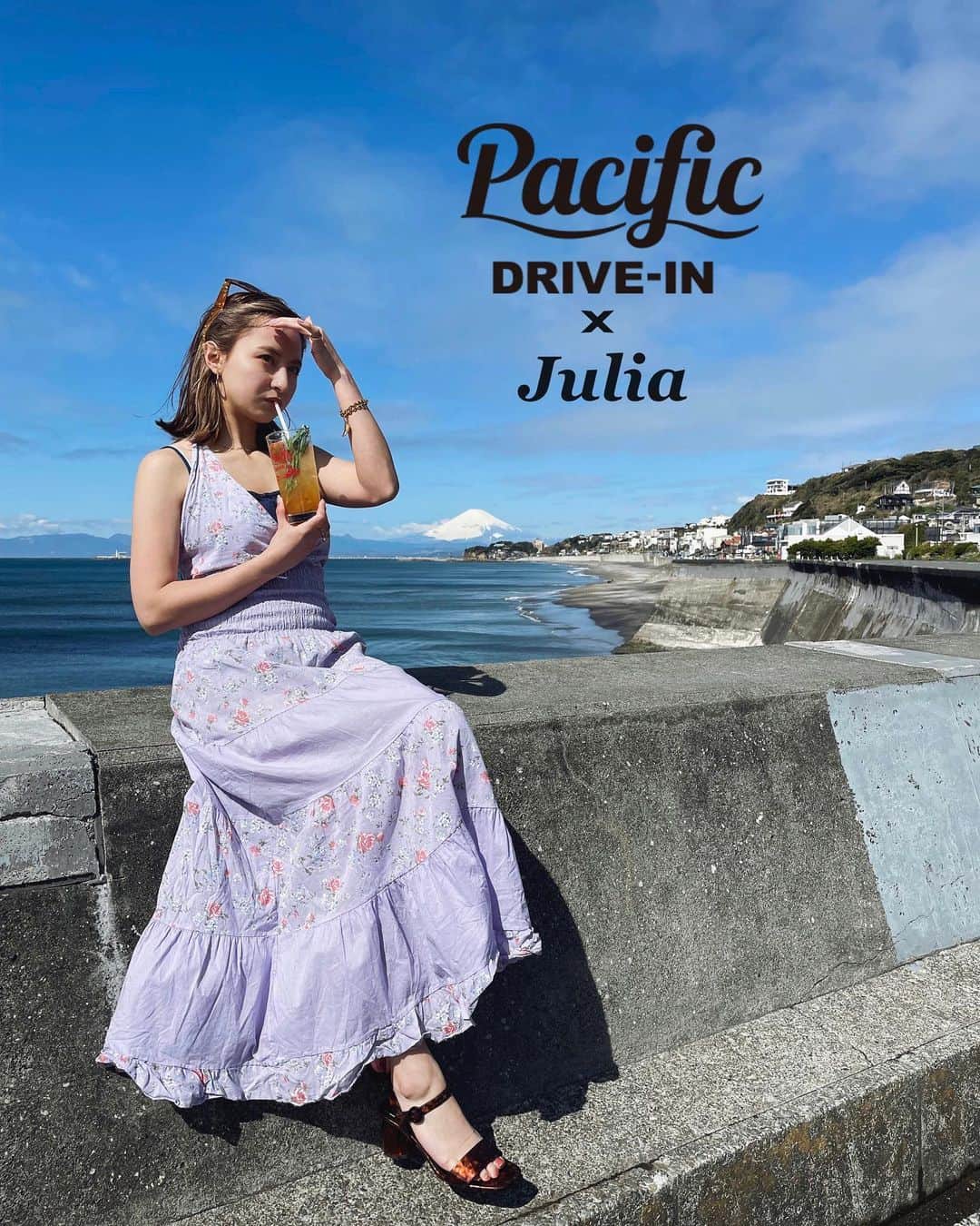 Julia Castroさんのインスタグラム写真 - (Julia CastroInstagram)「🌺Juliaʻs Special Hawaiian Cafe🌺  大好きな大好きなPacific DRIVE-INと期間限定でコラボカフェを開くことになりました🍹🌴 もう、とーーっても嬉しいです😍😍👏🏻 思い入れのあるPacific DRIVE-INとコラボレーションができてなんだかとっても感慨深いです😌 最高に美味しいfoodやtropical drinkを海の側でお楽しみください🍹🌺  詳しくはYouTubeで沢山紹介してるので見てね♡ (ここだけの話、撮影前日から当日の午前中まで雨予報だったのに、富士山が綺麗に見えるまで晴天に恵まれた中での撮影で最高でした🌞)  コラボ期間：2022年4月28日(木)-5月31日(火) HP : www.pacificdrivein.com INSTAGRAM : pacificdrivein  ♦︎Pacific DRIVE-IN 七⾥ガ浜 神奈川県鎌倉市七⾥ガ浜東2-1-12 営業時間　8：00 - 12：00 pm（L.O. 19：30） ※コラボフードメニューの提供は 11：00- となります  ♦︎Pacific DRIVE-IN ルミネエスト新宿 160-0022 東京都新宿区新宿3丁⽬381 ルミネエスト新宿8F 営業時間 　11：00 am - 22：30pm （イートイン L.O. 21：45 / テイクアウト L.O.22：00）  ＜限定コラボメニュー＞　※税込金額 ・サプライズテイスト ガーリックシュリンプ　¥1,650 ・トロピカル レモンクリーム  　スペシャルパンケーキ　¥1,800 ・マイ フェイバリット フルーツスムージー　¥980 ・イエロー＆ピンクレモネード　¥790 ・ベリーベリーココレモネード　¥750  ＜数量限定コラボグッズ＞　※税込金額 ・Julia's Specialステッカー　¥800 ・Julia's Special パンケーキミックス＋ミラーセット　¥1,980 ・Julia's Specialミニタンブラー　¥1,800 ・Julia's Specialプレート ¥3,500 . #juliasspecialhawaiiancafe #pacificdrivein」4月20日 21時34分 - julia.c.0209