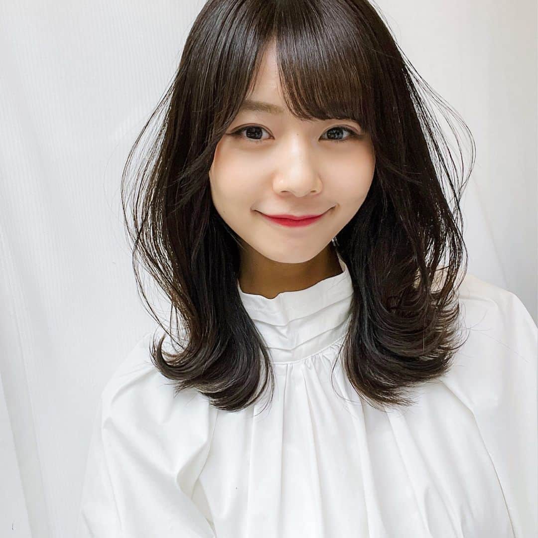 及川天和さんのインスタグラム写真 - (及川天和Instagram)「びっくりするぐらい色落ちもキレイ！暗髪ビフォーアフター ✨📸 スワイプ→→→ 保存してカウンセリングで見せれば🙆‍♂️  大人気のイルミナ新色AMBER✨  暖色の柔らかと寒色の透明感を一つで試せます☺️  アンバー6トーンにディープシーを5%を配合でツヤがある暗髪カラーの完成です！  黄色味が強くて色落ちをキレイにしたい方に ぴったりなブラウンベージュで暗髪に変身🙆‍♂️  ここまで透けるブラウンはアンバーだけ！  @wellapro_japan   #ウエラ #イルミナカラー #ウエラインフルエンサーW72 #イルミナカラーアンバー #イメチェン色#前髪#前髪カット #北参道美容室#横浜美容室 #代々木美容室#新宿美容室」4月20日 23時33分 - tenhouo