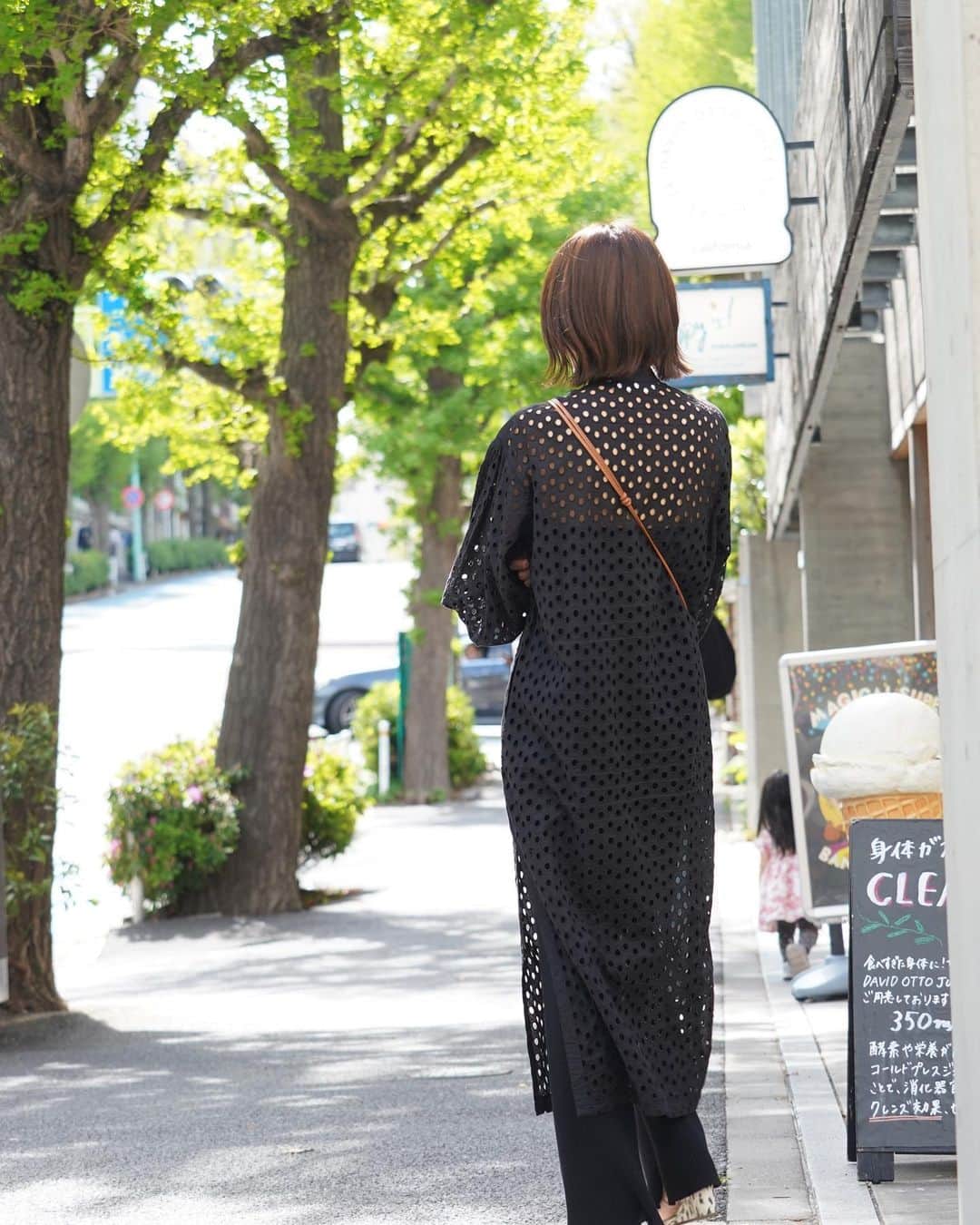 坂元美香さんのインスタグラム写真 - (坂元美香Instagram)「おはよー  これ、今わたしの中で大ヒットしてるワンピース🥰 カットワークレースでドット柄に透けているのです。  中に着るものでかなり楽しめます♪ 今回は、黒のチューブトップに ニットパンツ履いてます。  丈の短めなチューブトップで ちょっとだけトレンドの腹出しをしてますが、 ご存じの通りそこそこのお年頃なため さりげない透け感を利用して 極控えめにチラ見せしてます。  大胆のような控えめのような 見せてるような見せてないような… 大人コーデです✨  このワンピース、1月のNOBLEの受注会で 一目惚れして即決予約したのだけど 白も買っておけば良かったと思える大好き具合。  では、今日も良い一日を！  ワンピース&ニットパンツ @noble.jp  スマホショルダー @celine  ピアス @merrymerry_2010」4月21日 5時53分 - mika_saka
