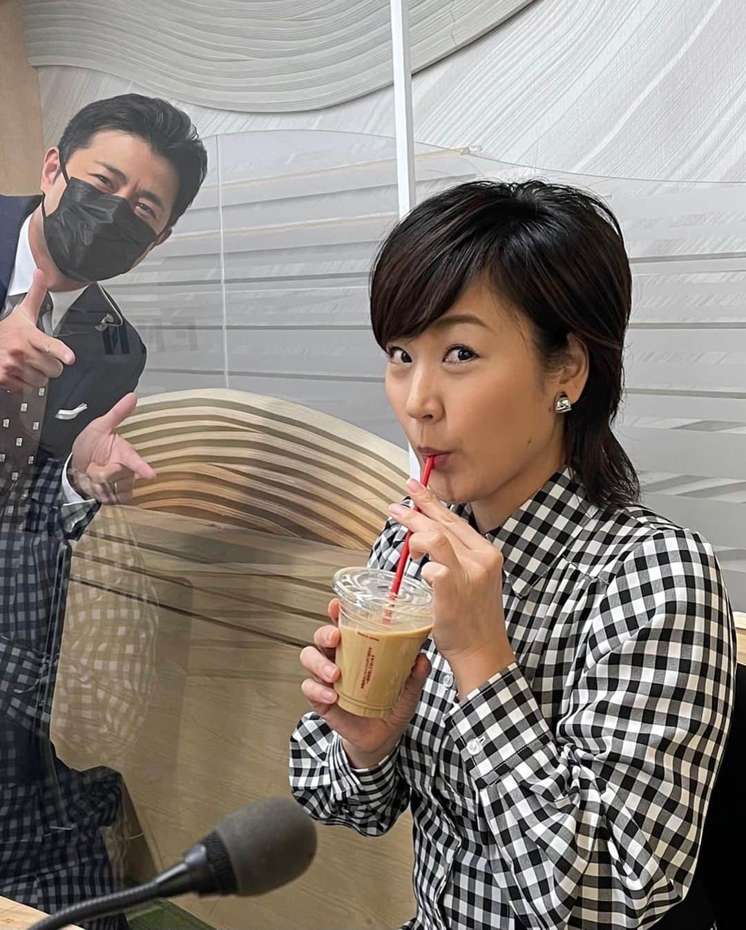 フジテレビアナウンサーさんのインスタグラム写真 - (フジテレビアナウンサーInstagram)「・ 石本沙織です😊 私のハッピーは、この「フラットホワイト」🥤！  2階の社員食堂で、ある時期から発売されたカフェラテなのですが、普通のカフェラテよりもコーヒー濃度が濃い！！ それの「アイス（冷たい）&ガムシロ有り&持ち帰り」が私の定番です。  これを教えてくれたのは…一緒に「イット！」を担当している榎並アナ✨  発売されたばかりのある時、 「石本さん…コレ美味いっすよ😏」 とされげなく渡され、それ以来報道センターで待機してる間の大事なお供になりました☕️  そろそろ、社食で、 「いつものお願いします😏」 で通じるかなぁ…✨  #フジテレビアナウンサー #石本沙織 #8ッピー #イット #カフェイン摂取 #榎並大二郎 #教えてくれてありがとう #たまにホワイトフラットかフラットホワイトか分からなくなる」4月21日 9時20分 - fujitv_announcer