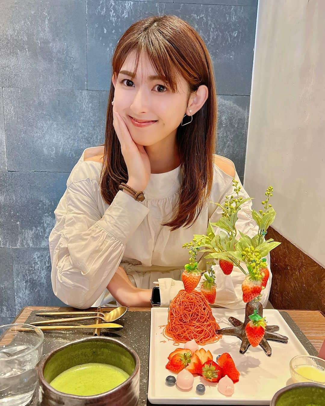 井上麻衣さんのインスタグラム写真 - (井上麻衣Instagram)「名古屋に行った際 食べたいと思っていた大須にあるモンブラン専門店 【 栗りん 】🌰💕 @kurin.montblanc  カウンター席とテーブル席があり 雰囲気、モンブランの生搾りを目の前で体感したいなら カウンター席がおすすめです✨  今回頂いたのは、、、 ☑︎季節の贅沢果物 苺のモンブラン🍓 練乳をシャボン玉で閉じ込めて🫧自分で割るのを 楽しんだり、、、 リアルないちご狩りが出来たりと 楽しいがいっぱいのモンブランでした💕  ☑︎黄金モンブラン 最高級国産和栗2種をそれぞれの良さを 引き出すように組み合わせたモンブラン 栗の香りを閉じ込めて、目の前で開ける瞬間が 上質な栗の香りがふわっと広がり 思わずテンションが上がってしまいました😍  五感を大切にしている【 栗りん 】  どのメニューもこの五感が楽しめるお店でした✨✨  ☑︎ 栗りん 愛知県名古屋市中区大須3－37－40 カノン大須　1階 ☎︎ 050-5456-8879  . . . .  #cafe#nagoya#sweets #モンブラン #大須カフェ #名古屋モンブラン #栗りん #大須モンブラン#カフェ #名古屋スイーツ #PR」4月21日 9時43分 - mai_inoue