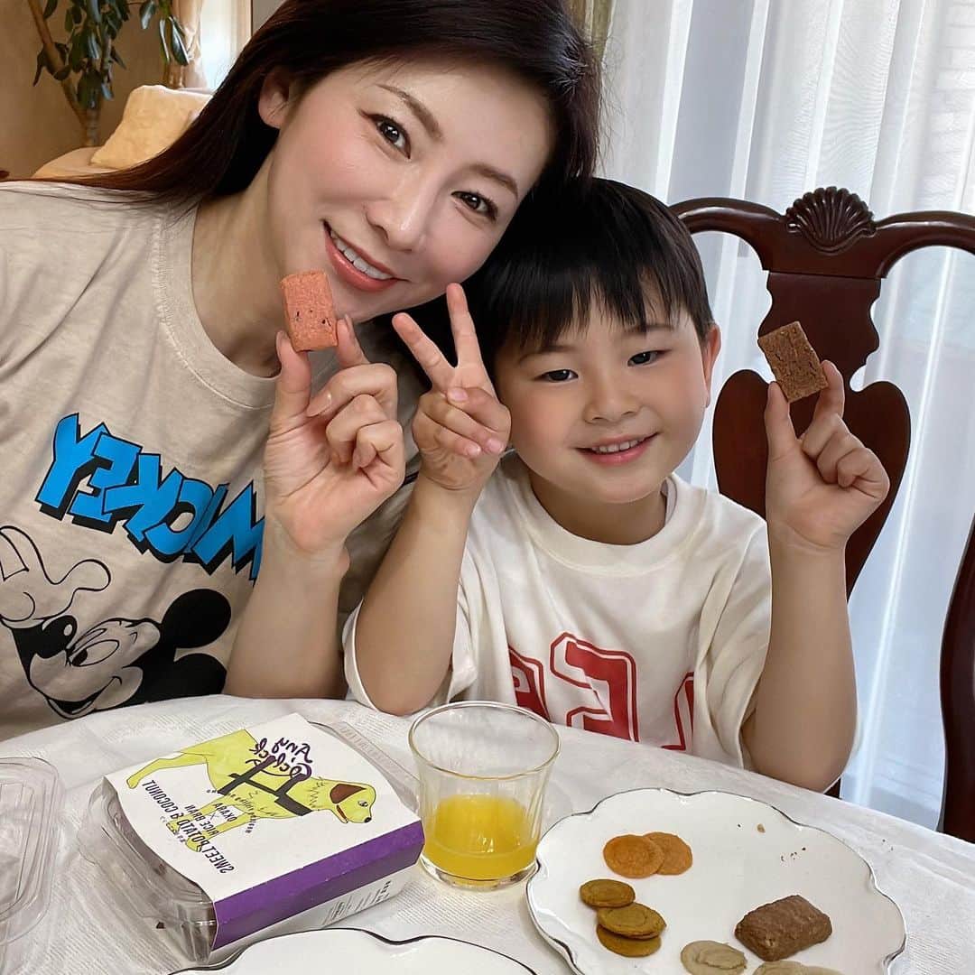 水谷雅子さんのインスタグラム写真 - (水谷雅子Instagram)「Any O'clock(エニーオクロック)🎶 おからと米ぬか、そして大麦粉を使った素朴な味わいのお菓子。 素材を生かした身体にやさしいおやつ😋 パッケージも見た目も可愛い💕 遊びに来てくれた甥っ子のゆうちゃんに喜んでもらえました。☺️❤️ よかったらアメブロ、masakoサロン見て下さいね❣️ #お菓子#身体にやさしいお菓子 #エニーオクロック#ハッピーなおやつ #エスエルクリエーションズ #安心安全な食材#お取り寄せ #slcreationsのある暮らし #slcreations #冷凍食品#宅配冷凍食品#品質こだわり #無添加#z's-menu #水谷雅子#水谷雅子beautybook50の私 @slcreations_official」4月21日 11時07分 - mizutanimasako
