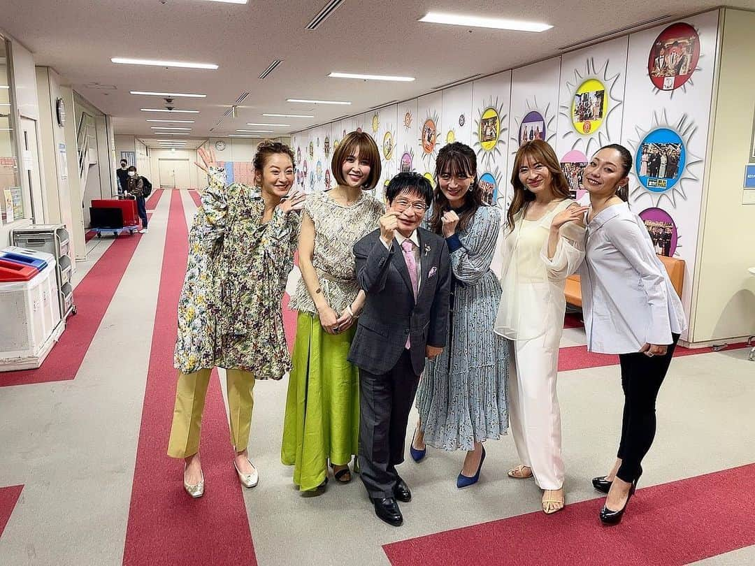 安藤美姫さんのインスタグラム写真 - (安藤美姫Instagram)「🌸04.20.2022🌸 When I was on TV  2022/04/20 “🔥ホンマでっかTV🔥”  ご覧頂きましてありがとうございました！ お写真載せます😌☺️  ①ご一緒させて頂いた素敵な女性の皆様とのお写真🕊  ②久しぶりにお会いできた優しい尾木ママ😌💕  ③いつも明るい美有姫先生😄💖  ④⑤番組で着させていただいたお衣装👚💙 Hair & make up by @yae_y   いっぱい笑って話して 先生方からアドバイスを頂いて 何よりさんまさんのパワーに力を頂きました🔥🔥🔥❤️‍🔥❤️‍🔥❤️‍🔥  ご一緒させて頂き本当に嬉しかったです😌🥰🥰🥰  #ほんまでっかtv  #さんまさん #大島由香里 さん #大竹七未 さん #新山千春 さん #西山茉希 さん #安藤美姫 #mikiando」4月21日 12時01分 - miki_m_ando0403