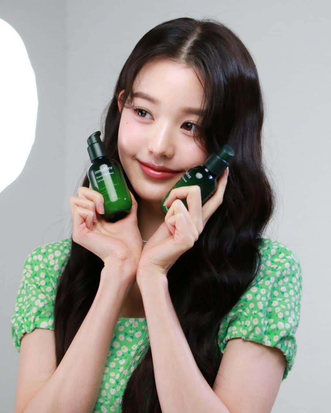 チャン・ウォニョンさんのインスタグラム写真 - (チャン・ウォニョンInstagram)「Innisfree Behind with Wonyoung 💚💛   #IVE #원영 #장원영 #ウォニョン #WONYOUNG #JANGWONYOUNG #LOVEDIVE」4月21日 14時10分 - wonyoung__ive