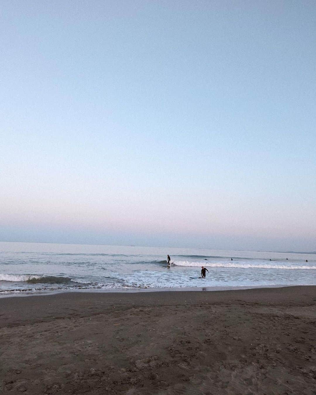 清宮佑美さんのインスタグラム写真 - (清宮佑美Instagram)「徳島surf trip日記🏄🏾‍♂️🏄🏾‍♀️ 淡路島にも少し観光に行ったり 念願だった #阿波踊り も観れました。 @ahouren_official の阿波踊り エネルギッシュで魂を揺さぶられました🔥 1泊2日の予定が 飛行機よりサンセットサーフを取ったことで急きょ2泊の旅になったり いつも行き当たりばったり😂 おかげでこんな綺麗なサンセットの中サーフィンを堪能🙏🏾🏄🏾‍♀️🏄🏾🏄🏾‍♂️ 無風の #Magichour  まだまだ冷たい海水で冷えた身体を温めてくれた #川内温泉  タオル付きでサウナに入れて520円という爆安！♨️ 淡路の新玉ねぎを買えなかったことが少し心残り🥲  でも旅にはやり残したことがあるくらいがちょうどいい！😊  #surftrip #surferwomen #四国 #徳島 #旅日記 #サーフトリップ  #サーフィン #Googlepixel #pixelで撮影 #teampixel」4月21日 14時15分 - yuumi_seimiya