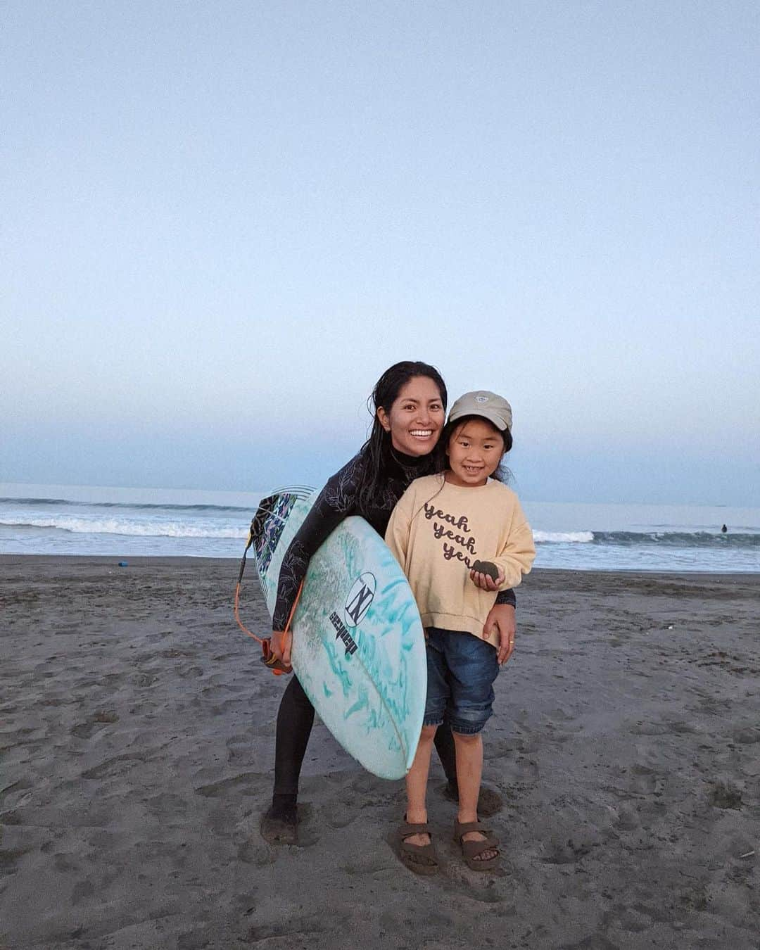 清宮佑美さんのインスタグラム写真 - (清宮佑美Instagram)「徳島surf trip日記🏄🏾‍♂️🏄🏾‍♀️ 淡路島にも少し観光に行ったり 念願だった #阿波踊り も観れました。 @ahouren_official の阿波踊り エネルギッシュで魂を揺さぶられました🔥 1泊2日の予定が 飛行機よりサンセットサーフを取ったことで急きょ2泊の旅になったり いつも行き当たりばったり😂 おかげでこんな綺麗なサンセットの中サーフィンを堪能🙏🏾🏄🏾‍♀️🏄🏾🏄🏾‍♂️ 無風の #Magichour  まだまだ冷たい海水で冷えた身体を温めてくれた #川内温泉  タオル付きでサウナに入れて520円という爆安！♨️ 淡路の新玉ねぎを買えなかったことが少し心残り🥲  でも旅にはやり残したことがあるくらいがちょうどいい！😊  #surftrip #surferwomen #四国 #徳島 #旅日記 #サーフトリップ  #サーフィン #Googlepixel #pixelで撮影 #teampixel」4月21日 14時15分 - yuumi_seimiya