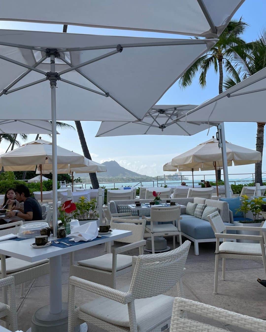 伊東美咲さんのインスタグラム写真 - (伊東美咲Instagram)「ワイキキエリアのホテルも営業を再開しています。食事会の人数制限も緩和されており少しずつですがコロナ以前に近い日常生活に戻りつつあります。 テラス席からダイヤモンドヘッドを2年ぶりに観ることが出来ました。  #ワイキキ #ハワイ #Hawaii #luxuryhotel #HalekulaniHotel」4月21日 15時20分 - misaki_ito_official