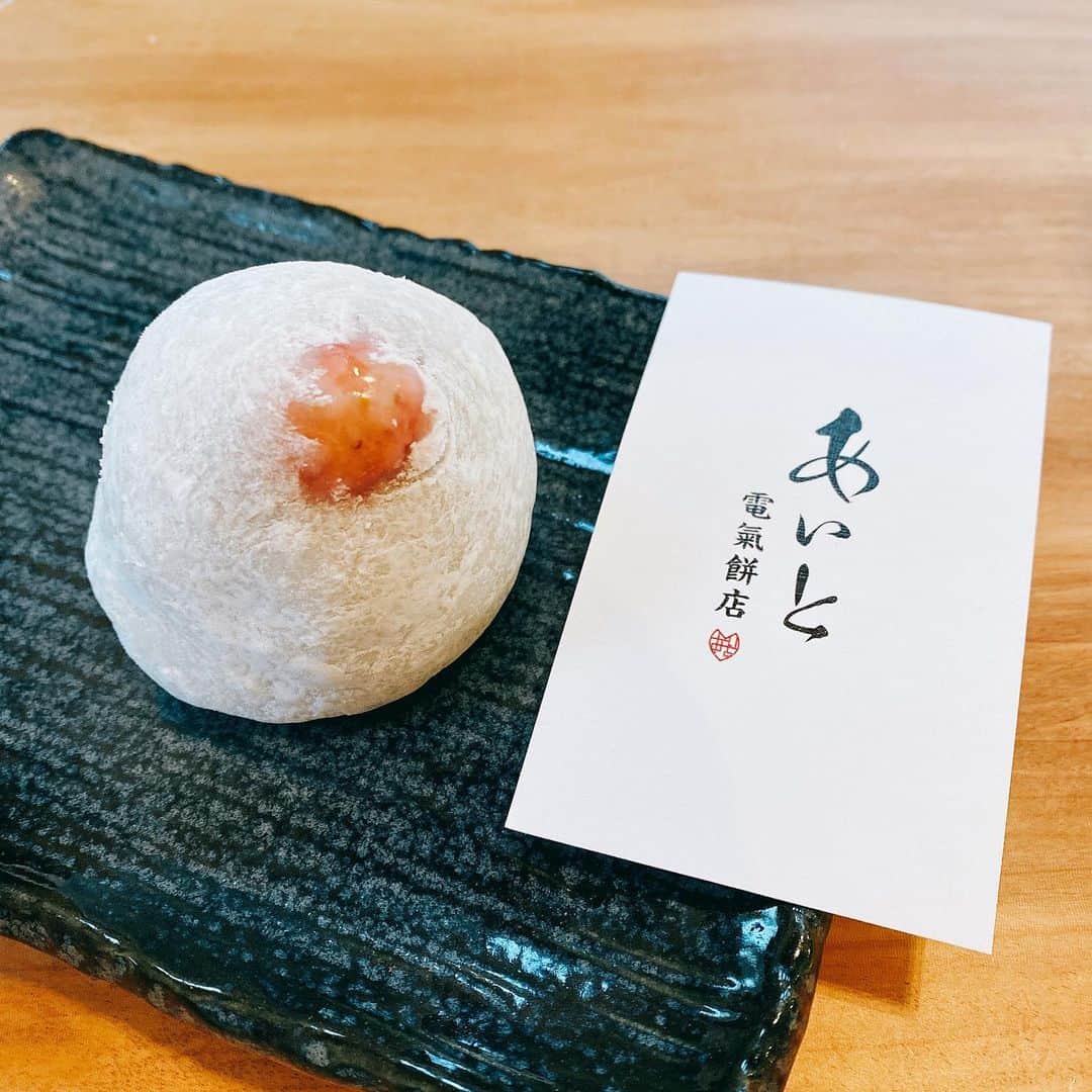 川田裕美さんのインスタグラム写真 - (川田裕美Instagram)「いちごもあんこもとっても美味しいけど、特にお餅が…✨😋  #あいと電気餅店」4月21日 15時34分 - hiromikawata163
