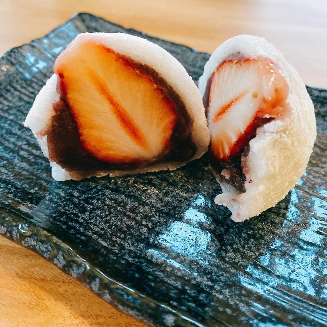 川田裕美さんのインスタグラム写真 - (川田裕美Instagram)「いちごもあんこもとっても美味しいけど、特にお餅が…✨😋  #あいと電気餅店」4月21日 15時34分 - hiromikawata163