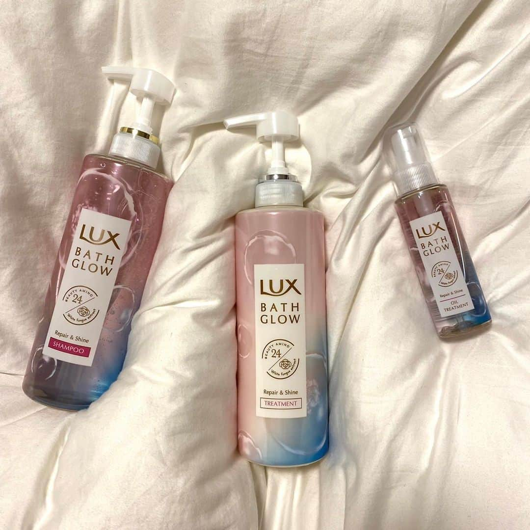 ユナさんのインスタグラム写真 - (ユナInstagram)「. @lux_jp_official   LUXから2年ぶりに新シリーズ「ラックス バスグロウ」が発売されました！！  今回初めて使ってみましたが、とにかく匂いが良くて、皆さんも是非試して欲しい！  髪悩みに合わせてリペア&シャインとモイスチャー&シャインの２タイプから選べるよ！  私はリペア&シャインで髪の毛がうるつや~~ ✨そしてうるおいを与えてキープする保水美容で、髪の毛のまとまりが一日中続くー⭐️  近くのドラックストアや小売店などに置いてるからチェックしてみてね💕  #ラックスバスグロウ  #luxbathglow  #保水美容  #ラックス  #lux  #sponsored」4月21日 18時51分 - you_nd_na