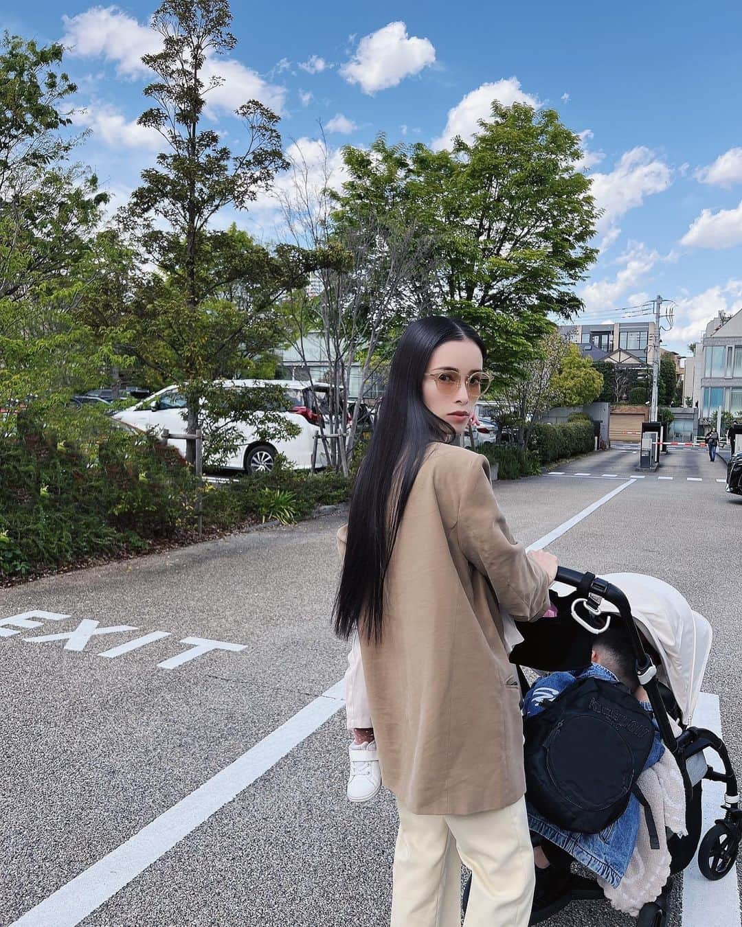 尾崎紗代子さんのインスタグラム写真 - (尾崎紗代子Instagram)「. 人生のメインが子育てになってから、 自分の行きたいタイミングでサロンなんて ちょっとハードルが高い。 自宅美容関連はいつも色々チェックしてますが やっとヘアケアにも こんな素晴らしいものがやってきた！💛 サロンでトリートメントしてもらう時に よく見る”アレ”です。  自宅で普通に使用するトリートメントの 浸透効率が格段にアップするそう。  更にカラー剤の色落ちを抑制したり、 まさにこんなの待ってた😭！な、アイテム！  実際に私も手触りが良くなったと感じているので これは続けて使うのが楽しみです。 子育てでドタバタする日々だけど、 ヘアケアだけは続けていきたいなぁ。  #japanese #tokyo #mom #mother #blackhair #黒髪 #makeup #hairmake  #momlife #mommylife #mommy #男の子ママ #女の子ママ#ママライフ #motherof3 #3児ママ #ヤーマン #シャインプロ #超音波トリートメント #PR」4月21日 18時58分 - osayo_osayo