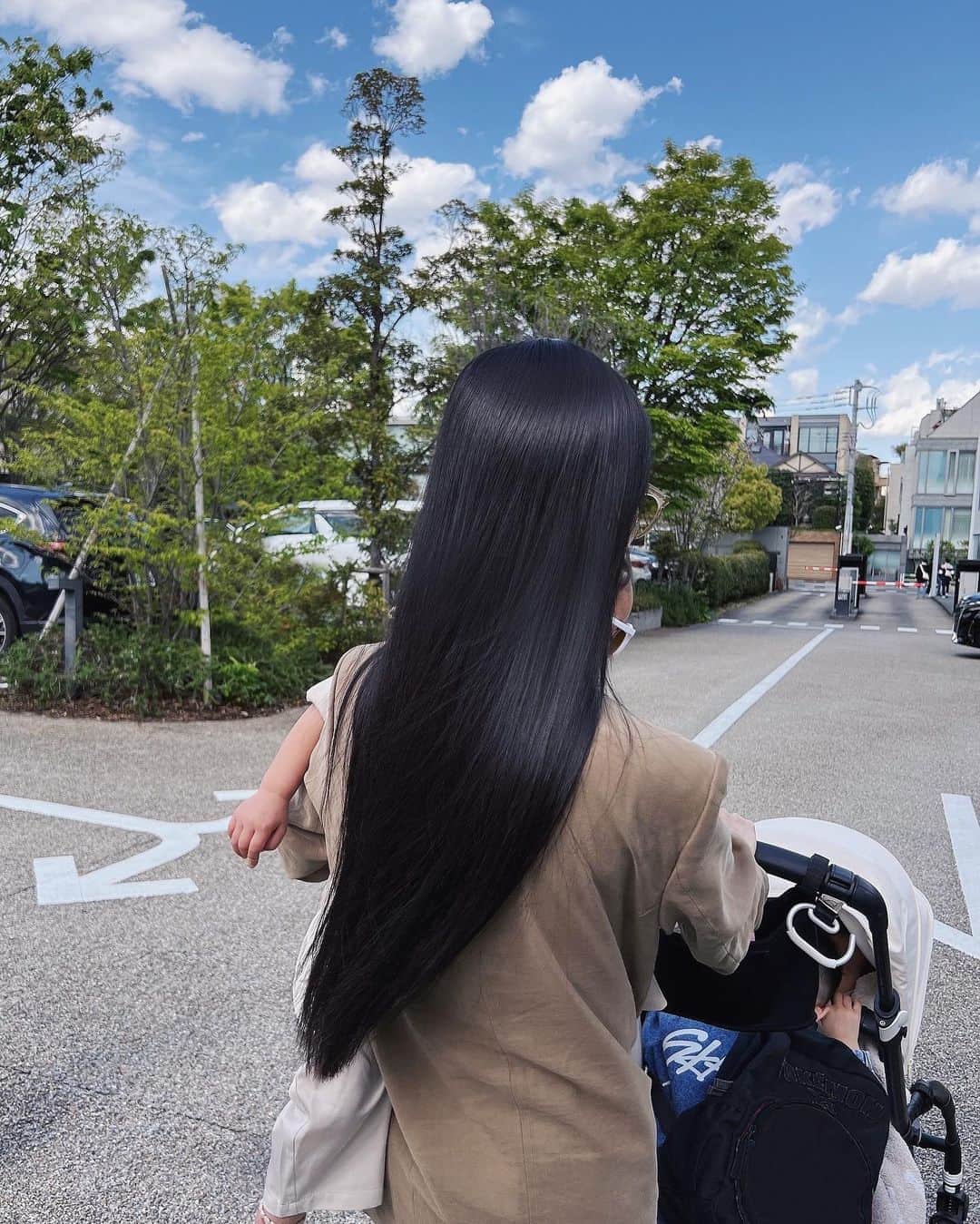 尾崎紗代子さんのインスタグラム写真 - (尾崎紗代子Instagram)「. 人生のメインが子育てになってから、 自分の行きたいタイミングでサロンなんて ちょっとハードルが高い。 自宅美容関連はいつも色々チェックしてますが やっとヘアケアにも こんな素晴らしいものがやってきた！💛 サロンでトリートメントしてもらう時に よく見る”アレ”です。  自宅で普通に使用するトリートメントの 浸透効率が格段にアップするそう。  更にカラー剤の色落ちを抑制したり、 まさにこんなの待ってた😭！な、アイテム！  実際に私も手触りが良くなったと感じているので これは続けて使うのが楽しみです。 子育てでドタバタする日々だけど、 ヘアケアだけは続けていきたいなぁ。  #japanese #tokyo #mom #mother #blackhair #黒髪 #makeup #hairmake  #momlife #mommylife #mommy #男の子ママ #女の子ママ#ママライフ #motherof3 #3児ママ #ヤーマン #シャインプロ #超音波トリートメント #PR」4月21日 18時58分 - osayo_osayo