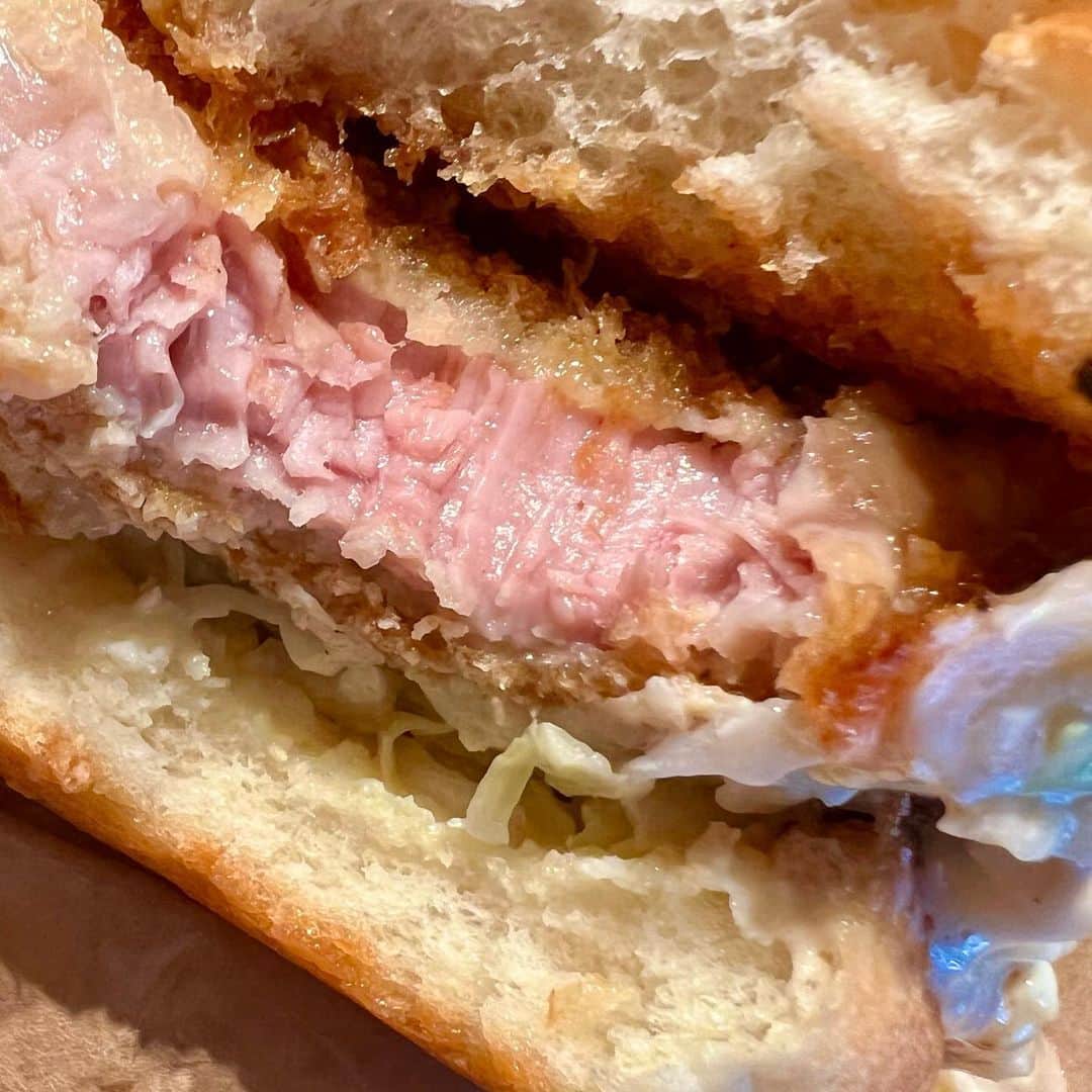 北川楓夏さんのインスタグラム写真 - (北川楓夏Instagram)「炭火焼肉 久の2号店 「久二郎BURGER」に行ってきました！ 20日からオープン!ということで いつもはかなり時差投稿な北川ですが ホヤホヤなうちにみなさんにお伝えしたいと思います！  久といえば食べログアワードでブロンズ店や百名店に選出されるほど全国でも名だたる焼肉店。 そんなお肉の匠が新しく出したお店はハンバーガー店！🍔  まず場所は久と同じ秋田駅前。 金龍酒家やフルット、すず乃、和食なり、などが入っている建物の1階です。  お店に入ると券売機があり、イートインもテイクアウトもこちらで注文します。 テイクアウトは電話で予約もできるみたい📞  初訪問なので2つバーガーを頼みましたが、 バーガーはかなり食べ応えがあります。 普通の胃袋の方は2個食べたらお腹はちきれます、たぶん。めっちゃボリューミー！  926バーガーはハンバーグが入ってる オーソドックスなバーガー🍔 私はチーズトッピングで。 まずバンズが美味しい。 あと本当にハンバーグのお肉がうんまい。 「うまい、うまい、うまい…」って言いながら餌食べる猫のように、ずっとうまいうまい言いながら食べてました…🐈笑  もう一つはロースカツバーガー🍔 サクッと軽い食感の衣にたっぷりタレが染み込んでいて、バーガーの袋を開くと甘いタレの香りが食欲をそそります。 かぶりつくと衣に包まれたお肉がすっごくキレイなピンクでした！😳 こんなロースカツバーガー見たことありますか？！(食べかけの写真すみません🙏) 柔らかいし、肉の甘みが美味しいのよ〜 そしてバンズが美味しい。  長くなりましたが、百聞は一見にしかず。 ご自身の舌でお確かめください😇💓  #akita #秋田 #秋田グルメ #ふうさんぽ #秋田市 #秋田駅前  #ふう探訪  #炭火焼肉久 #久二郎BURGER #ハンバーガー #926バーガー #ロースカツバーガー #トマ二郎 #秋田牛 #鹿角ポーク #食べログアワード #ブロンズ #百名店 #新店舗 #並なら2杯 #単品なら2個 ?笑」4月21日 20時32分 - fuka.kitagawa