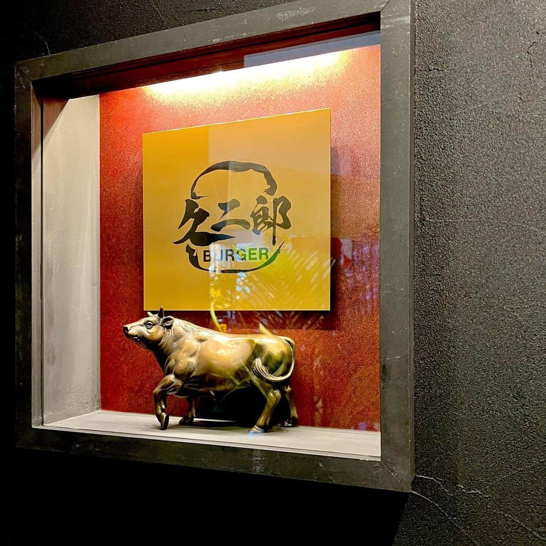 北川楓夏さんのインスタグラム写真 - (北川楓夏Instagram)「炭火焼肉 久の2号店 「久二郎BURGER」に行ってきました！ 20日からオープン!ということで いつもはかなり時差投稿な北川ですが ホヤホヤなうちにみなさんにお伝えしたいと思います！  久といえば食べログアワードでブロンズ店や百名店に選出されるほど全国でも名だたる焼肉店。 そんなお肉の匠が新しく出したお店はハンバーガー店！🍔  まず場所は久と同じ秋田駅前。 金龍酒家やフルット、すず乃、和食なり、などが入っている建物の1階です。  お店に入ると券売機があり、イートインもテイクアウトもこちらで注文します。 テイクアウトは電話で予約もできるみたい📞  初訪問なので2つバーガーを頼みましたが、 バーガーはかなり食べ応えがあります。 普通の胃袋の方は2個食べたらお腹はちきれます、たぶん。めっちゃボリューミー！  926バーガーはハンバーグが入ってる オーソドックスなバーガー🍔 私はチーズトッピングで。 まずバンズが美味しい。 あと本当にハンバーグのお肉がうんまい。 「うまい、うまい、うまい…」って言いながら餌食べる猫のように、ずっとうまいうまい言いながら食べてました…🐈笑  もう一つはロースカツバーガー🍔 サクッと軽い食感の衣にたっぷりタレが染み込んでいて、バーガーの袋を開くと甘いタレの香りが食欲をそそります。 かぶりつくと衣に包まれたお肉がすっごくキレイなピンクでした！😳 こんなロースカツバーガー見たことありますか？！(食べかけの写真すみません🙏) 柔らかいし、肉の甘みが美味しいのよ〜 そしてバンズが美味しい。  長くなりましたが、百聞は一見にしかず。 ご自身の舌でお確かめください😇💓  #akita #秋田 #秋田グルメ #ふうさんぽ #秋田市 #秋田駅前  #ふう探訪  #炭火焼肉久 #久二郎BURGER #ハンバーガー #926バーガー #ロースカツバーガー #トマ二郎 #秋田牛 #鹿角ポーク #食べログアワード #ブロンズ #百名店 #新店舗 #並なら2杯 #単品なら2個 ?笑」4月21日 20時32分 - fuka.kitagawa