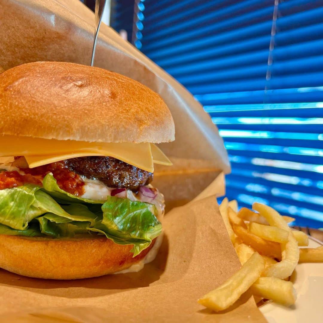 北川楓夏さんのインスタグラム写真 - (北川楓夏Instagram)「炭火焼肉 久の2号店 「久二郎BURGER」に行ってきました！ 20日からオープン!ということで いつもはかなり時差投稿な北川ですが ホヤホヤなうちにみなさんにお伝えしたいと思います！  久といえば食べログアワードでブロンズ店や百名店に選出されるほど全国でも名だたる焼肉店。 そんなお肉の匠が新しく出したお店はハンバーガー店！🍔  まず場所は久と同じ秋田駅前。 金龍酒家やフルット、すず乃、和食なり、などが入っている建物の1階です。  お店に入ると券売機があり、イートインもテイクアウトもこちらで注文します。 テイクアウトは電話で予約もできるみたい📞  初訪問なので2つバーガーを頼みましたが、 バーガーはかなり食べ応えがあります。 普通の胃袋の方は2個食べたらお腹はちきれます、たぶん。めっちゃボリューミー！  926バーガーはハンバーグが入ってる オーソドックスなバーガー🍔 私はチーズトッピングで。 まずバンズが美味しい。 あと本当にハンバーグのお肉がうんまい。 「うまい、うまい、うまい…」って言いながら餌食べる猫のように、ずっとうまいうまい言いながら食べてました…🐈笑  もう一つはロースカツバーガー🍔 サクッと軽い食感の衣にたっぷりタレが染み込んでいて、バーガーの袋を開くと甘いタレの香りが食欲をそそります。 かぶりつくと衣に包まれたお肉がすっごくキレイなピンクでした！😳 こんなロースカツバーガー見たことありますか？！(食べかけの写真すみません🙏) 柔らかいし、肉の甘みが美味しいのよ〜 そしてバンズが美味しい。  長くなりましたが、百聞は一見にしかず。 ご自身の舌でお確かめください😇💓  #akita #秋田 #秋田グルメ #ふうさんぽ #秋田市 #秋田駅前  #ふう探訪  #炭火焼肉久 #久二郎BURGER #ハンバーガー #926バーガー #ロースカツバーガー #トマ二郎 #秋田牛 #鹿角ポーク #食べログアワード #ブロンズ #百名店 #新店舗 #並なら2杯 #単品なら2個 ?笑」4月21日 20時32分 - fuka.kitagawa