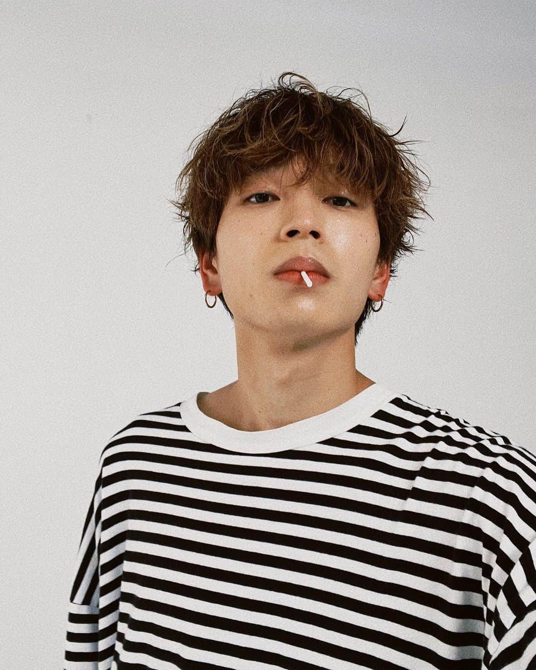鈴木曉（WATWING）さんのインスタグラム写真 - (鈴木曉（WATWING）Instagram)「チュッパチャプス途中で噛んじゃう派の人間です。 #唇がチュッパチャプス #ちなみにコーラ味が好き」4月21日 21時13分 - asahi_watwing