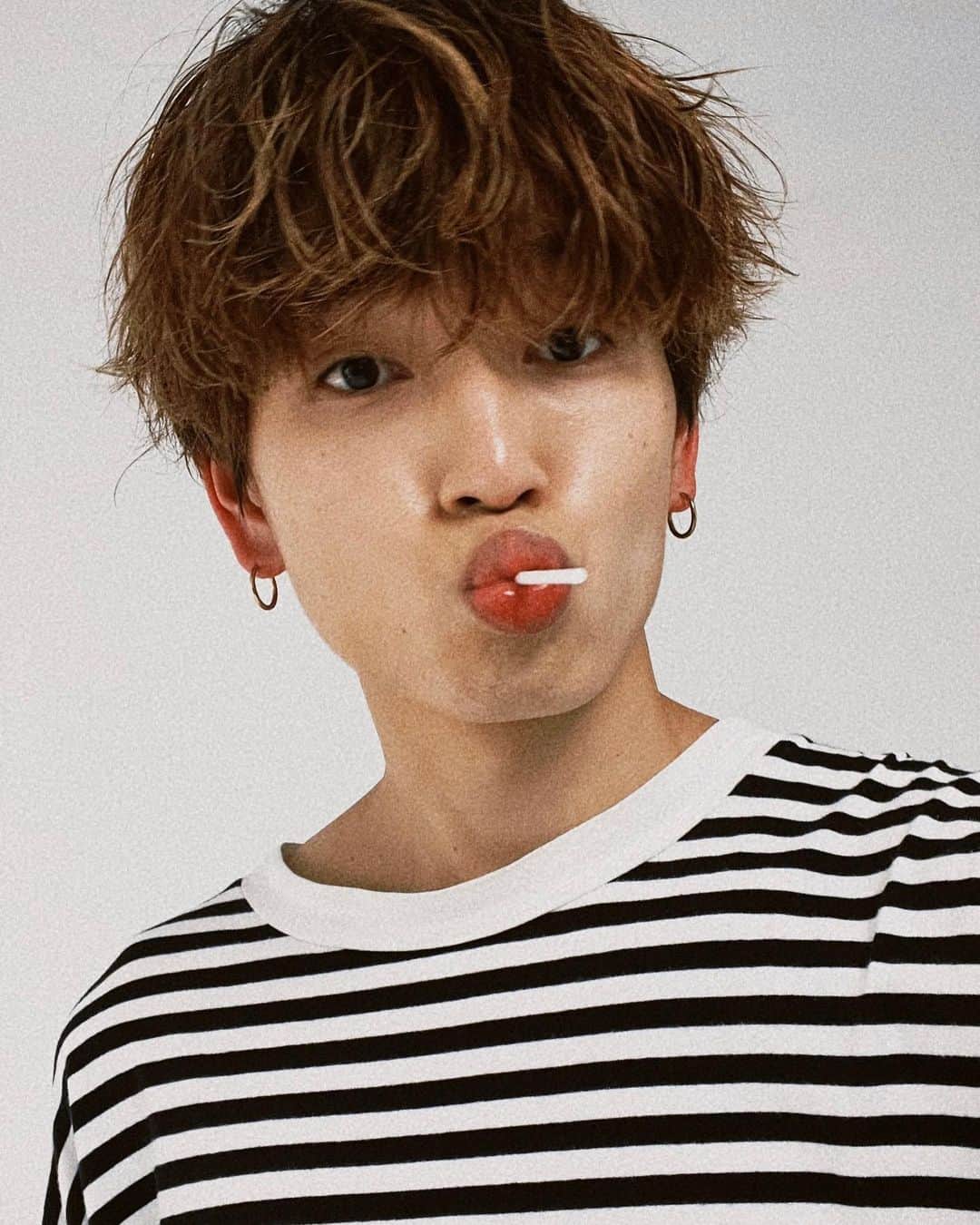 鈴木曉（WATWING）さんのインスタグラム写真 - (鈴木曉（WATWING）Instagram)「チュッパチャプス途中で噛んじゃう派の人間です。 #唇がチュッパチャプス #ちなみにコーラ味が好き」4月21日 21時13分 - asahi_watwing