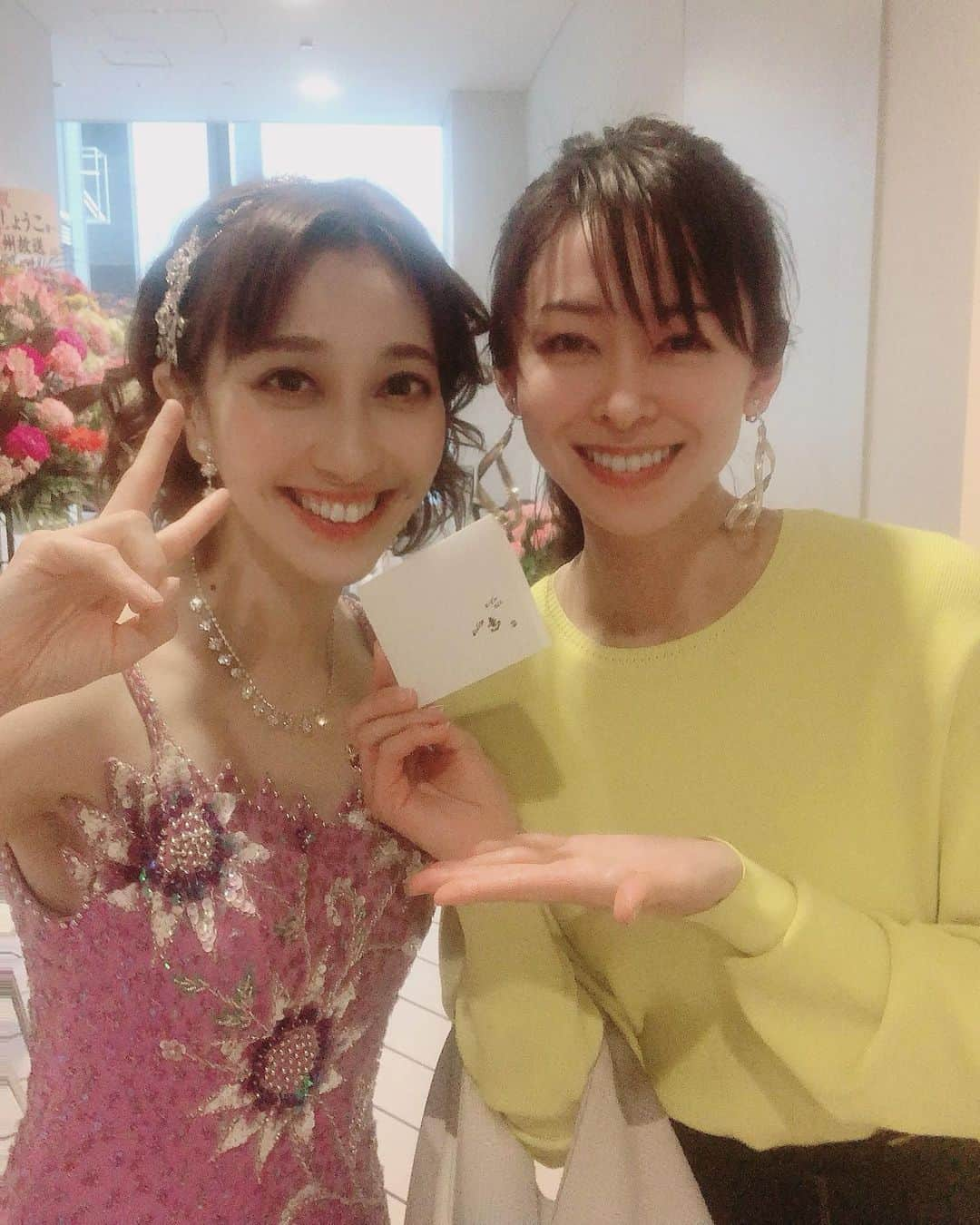 はいだしょうこさんのインスタグラム写真 - (はいだしょうこInstagram)「やほやほ😊✨  「えりたん」こと、 女優の「森脇英理子ちゃん」との写真が増えてきたから、のせよーっと😆✨  先月の映画撮影でご一緒した、 「えりたん☺️」  その時、 はじめてお会いしたんだけど、 初対面から、 無理なく自然にいられて、 気がついたら、仲良くなりました✨  ご縁って、本当に不思議☺️  地方撮影からかえってきても、 ライブも見に来てくれたり、 ご飯何回も行ったり、 2人の時はいつも、のほほーん☺️と過ごしています😌✨  芯はあるし、キャリアもあるけど、 普段は、控えめな子なの😌  みんな応援してね☺️💕  わたし、 仲良しは少ない方だけど、  だけど、 仲良しとは、とことん仲良し😆💕  それでいいのだ😆👍  #女優さん #森脇英理子ちゃん  #写真うつりもキレイだけど、 実物がキレイ😆✨ #普段は、控えめちゃん😌  #優しい子💓 #大人っぽく見えるけど、普段はかわい子ちゃんな面あり🤤  #彼女は、SNSやってないから、いつかもし、はじめる事になったらまた言うね😌 #わたしの母とお誕生日いっしょ✨  #ご縁って不思議💓」4月21日 22時39分 - haida_shoko