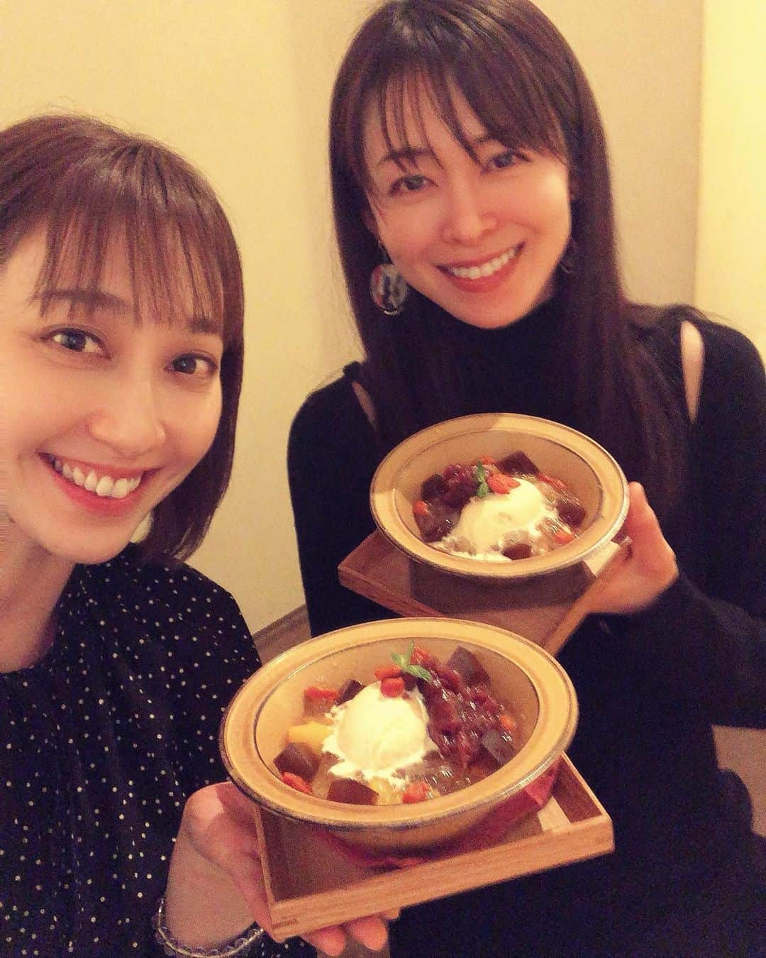 はいだしょうこさんのインスタグラム写真 - (はいだしょうこInstagram)「やほやほ😊✨  「えりたん」こと、 女優の「森脇英理子ちゃん」との写真が増えてきたから、のせよーっと😆✨  先月の映画撮影でご一緒した、 「えりたん☺️」  その時、 はじめてお会いしたんだけど、 初対面から、 無理なく自然にいられて、 気がついたら、仲良くなりました✨  ご縁って、本当に不思議☺️  地方撮影からかえってきても、 ライブも見に来てくれたり、 ご飯何回も行ったり、 2人の時はいつも、のほほーん☺️と過ごしています😌✨  芯はあるし、キャリアもあるけど、 普段は、控えめな子なの😌  みんな応援してね☺️💕  わたし、 仲良しは少ない方だけど、  だけど、 仲良しとは、とことん仲良し😆💕  それでいいのだ😆👍  #女優さん #森脇英理子ちゃん  #写真うつりもキレイだけど、 実物がキレイ😆✨ #普段は、控えめちゃん😌  #優しい子💓 #大人っぽく見えるけど、普段はかわい子ちゃんな面あり🤤  #彼女は、SNSやってないから、いつかもし、はじめる事になったらまた言うね😌 #わたしの母とお誕生日いっしょ✨  #ご縁って不思議💓」4月21日 22時39分 - haida_shoko