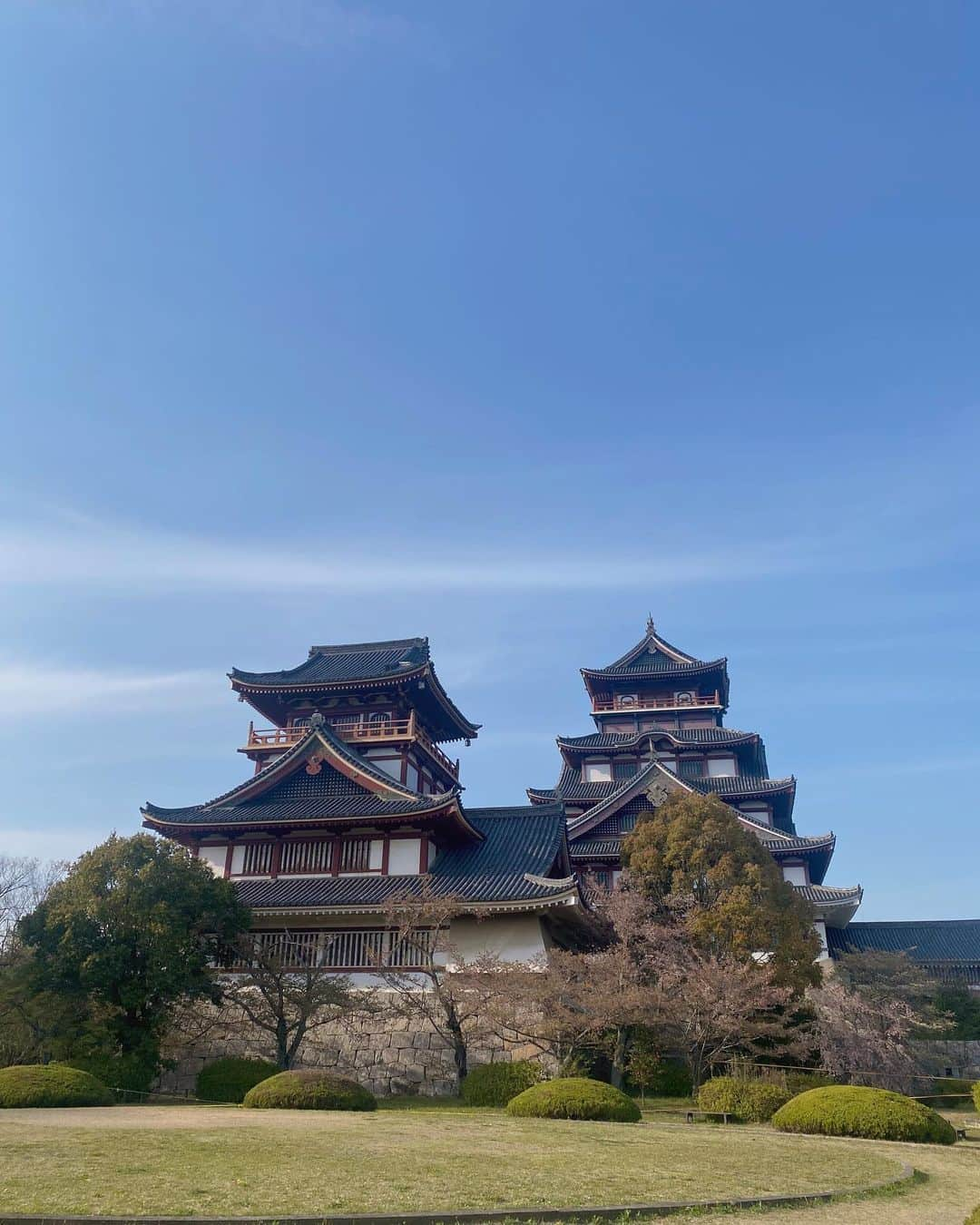 芹那さんのインスタグラム写真 - (芹那Instagram)「🏯🌸🏯  桜がまだ少し残っているときに 行ってきた🤍京都は私でも知っている歴史上の人物に関する景色がたくさんあってその時を想像するとうっかり令和ということを忘れられる#タイムスリップ できるっぽい また近々京都観光行きます🌱🌿新緑の京都💚  #城 #伏見城 #伏見桃山城 #伏見桃山 #豊臣秀吉 #徳川家康 #関ヶ原の戦い #安土桃山時代 #石田三成 #京都観光 #京都旅行 #京都散策 #歴史 #日本史 #京都好きな人と繋がりたい」4月21日 23時04分 - serinaofficial