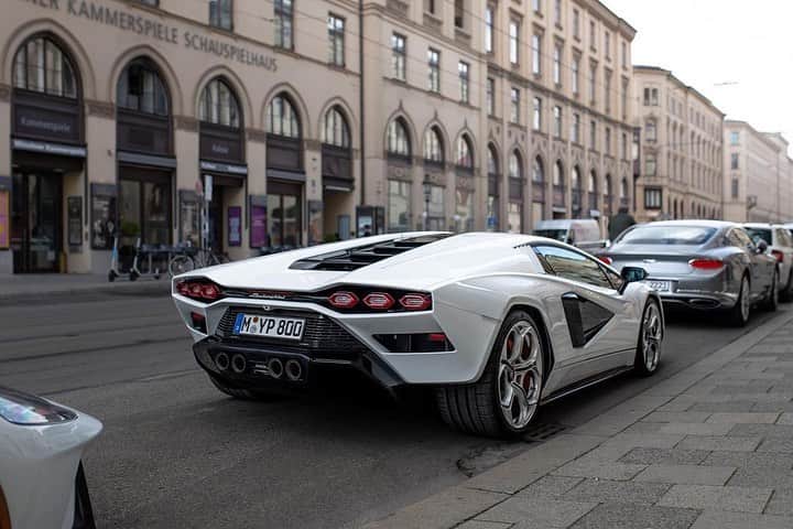 CarsWithoutLimitsさんのインスタグラム写真 - (CarsWithoutLimitsInstagram)「A closer look at the all-new Lamborghini Countach out and about in Germany 🇩🇪  📸 @s.dichtl_photography   #carswithoutlimits #lamborghini」4月22日 0時30分 - carswithoutlimits