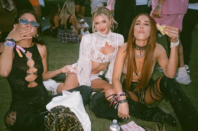 Gabrielle Grace Epsteinさんのインスタグラム写真 - (Gabrielle Grace EpsteinInstagram)「my mom asked for some wholesome Coachella pics, so here we are 🥲  📷 @filmfourus」4月22日 0時40分 - gabbyepstein