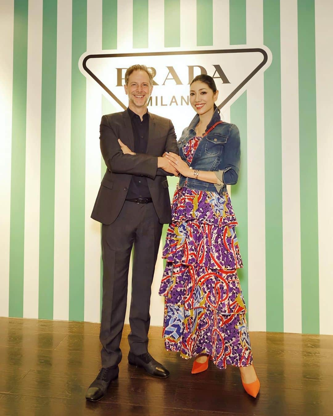 アンミカさんのインスタグラム写真 - (アンミカInstagram)「プラダのポップアップストア「Prada Tropico」が、代官山 T-SITEで期間限定開催されるということで、夫婦でお邪魔してきましたよ☺️  アイボリーホワイトとグリーンのストライプが印象的な店内には、南国の森のイメージ素材のプラダのハット🧢👒が生い茂るハットツリーがお出迎え🌴👒　  今回のテーマ"ストライプ" の服やラフィア素材のハット、アクセ、プラダ トライアングルのレザーとラフィア素材のバックなど、夏にぴったりなカラフルアイテムに心躍りましたよ〜😍  特に、今回のラフィア素材モノは、一つ一つ熟練の職人さんが手作りしているからこその均一で美しい編み目と、その色出しに心奪われました⭐️  名古屋のJR高島屋と代官山T-SITEにて、4/22(金)〜5/15(日)まで開催されていますよ☺️  本日は ・19:00〜20:00  TBS 【オオカミ少年🐺】　　に出演致します😍  お時間許す方は是非、ご覧下さいませ❣️  #トライアングルラフィアのポーチを購入👝💛 #pradatropico  #prada」4月22日 8時42分 - ahnmikaofficial