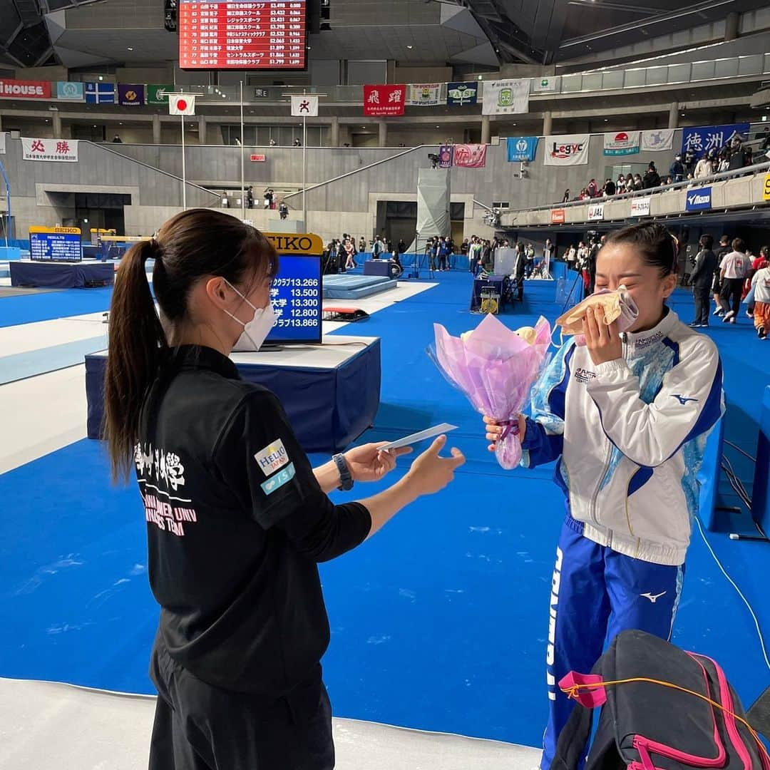 杉原愛子さんのインスタグラム写真 - (杉原愛子Instagram)「大好きな瞳ちゃん💜  競技生活本当にお疲れ様でした☺️😭 よく頑張りました🥰 たくさんの感動をありがとう。  瞳ちゃんとの思い出はたくさんありすぎて…😭 東京オリンピック、世界選手権、ユニバー、国内大会…たくさんの試合を一緒に出れたり、一緒に練習できたりして一生の宝物です✨😌ありがとう❤️  瞳ちゃんが体操に対する思いや練習のストイックさ、努力する量も凄くて…たくさんの刺激を受けてました🫢 そしてたくさん助けられました。 本当にありがとう。  これからの人生も瞳ちゃんらしく笑顔で楽しんでね🥰❤️  ブーケ気に入って貰ってよかった🌹🧸🤭」4月22日 9時27分 - aiko_sugihara