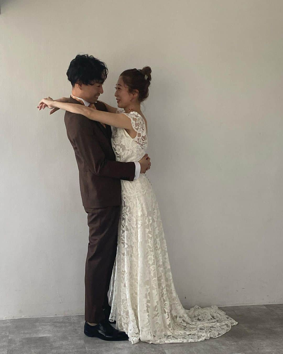 土田瑠美さんのインスタグラム写真 - (土田瑠美Instagram)「先日の　@youa.dressstylist ×Rumi  Photo wedding🤍  天気も良く、本当に気持ちの良い一日でした🌞 ずっと前からInstagramを見てくださっていたそうで🥺ヘアメイクが出来て、本当に嬉しかったです✨  お母様達が嬉しそうにお2人を見つめる姿に愛が沢山溢れていて、その姿もとっても印象的でした✨ この様な素晴らしい一日のヘアメイクを担当させて頂きありがとうございました🙇‍♀️✨」4月22日 10時00分 - ru0711