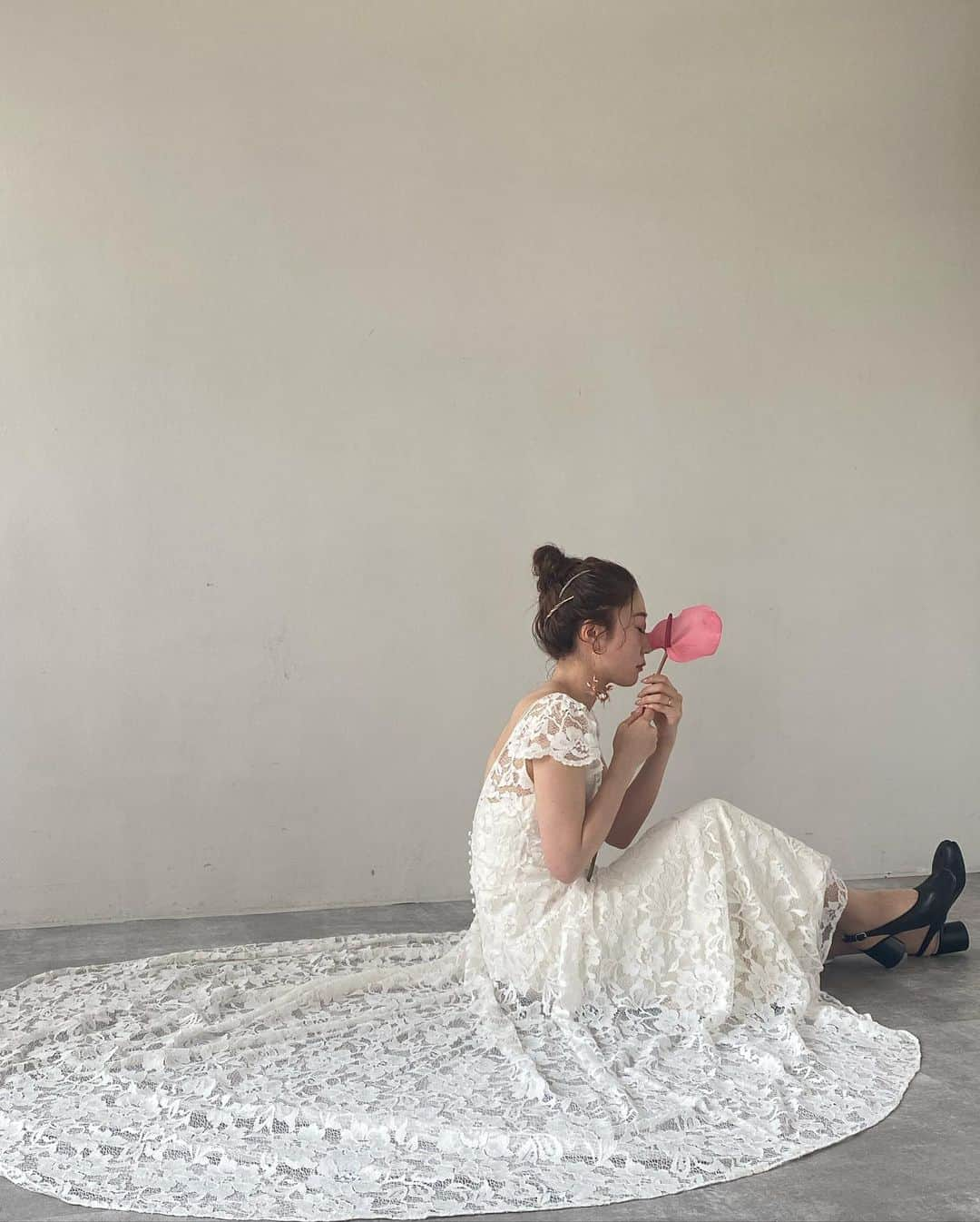 土田瑠美さんのインスタグラム写真 - (土田瑠美Instagram)「先日の　@youa.dressstylist ×Rumi  Photo wedding🤍  天気も良く、本当に気持ちの良い一日でした🌞 ずっと前からInstagramを見てくださっていたそうで🥺ヘアメイクが出来て、本当に嬉しかったです✨  お母様達が嬉しそうにお2人を見つめる姿に愛が沢山溢れていて、その姿もとっても印象的でした✨ この様な素晴らしい一日のヘアメイクを担当させて頂きありがとうございました🙇‍♀️✨」4月22日 10時00分 - ru0711