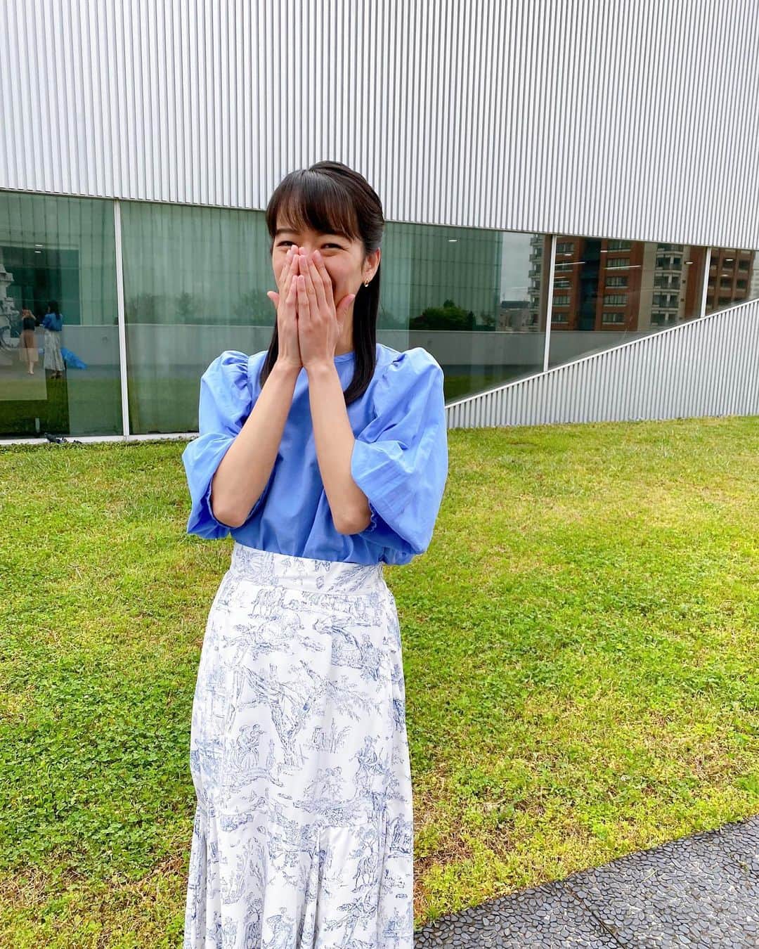 紀真耶さんのインスタグラム写真 - (紀真耶Instagram)「鮮やかな水色のブラウス！ 今日みたいな陽気にぴったりの衣装でした😊  森ちゃん @mori.chiharu に撮ってもらって 何故だか爆笑している2枚目です😊  ☆ ☆ #爆笑している #理由は不明 #グッドモーニング #衣装 #ブラウス #爽やか系衣装 #テレビ朝日 #アナウンサー #紀真耶」4月22日 12時27分 - maya0kino