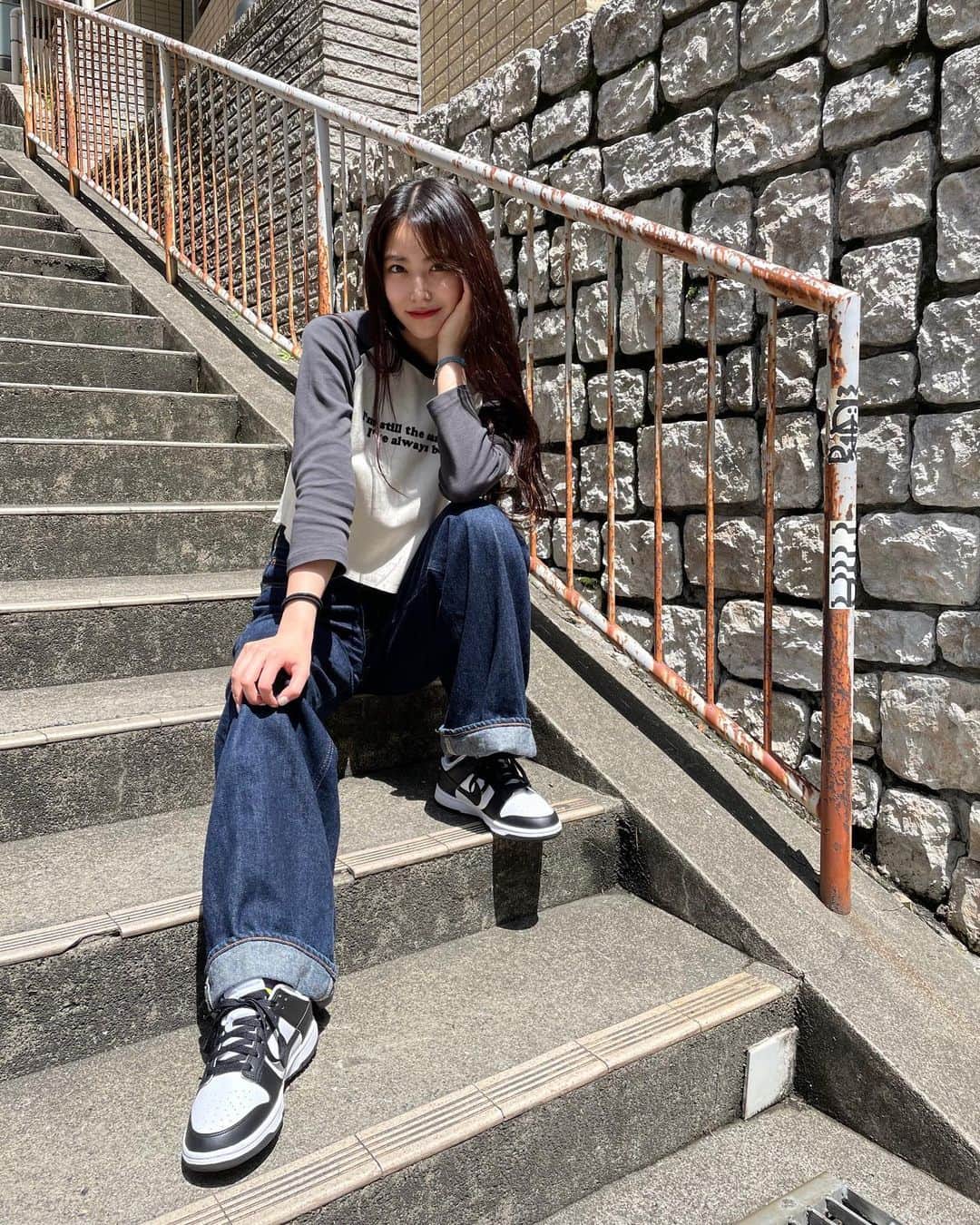 白間美瑠さんのインスタグラム写真 - (白間美瑠Instagram)「いいお天気なので☀️ おもちちゃん(マネさん)に写真撮ってもらったよ！この服でも暑かった、 ・ 最近買った、お気に入りのスニーカー👟 #おnew #スニーカー　#気分るんるん #太陽浴びて　#光合成　#大事」4月22日 12時50分 - shiro36run