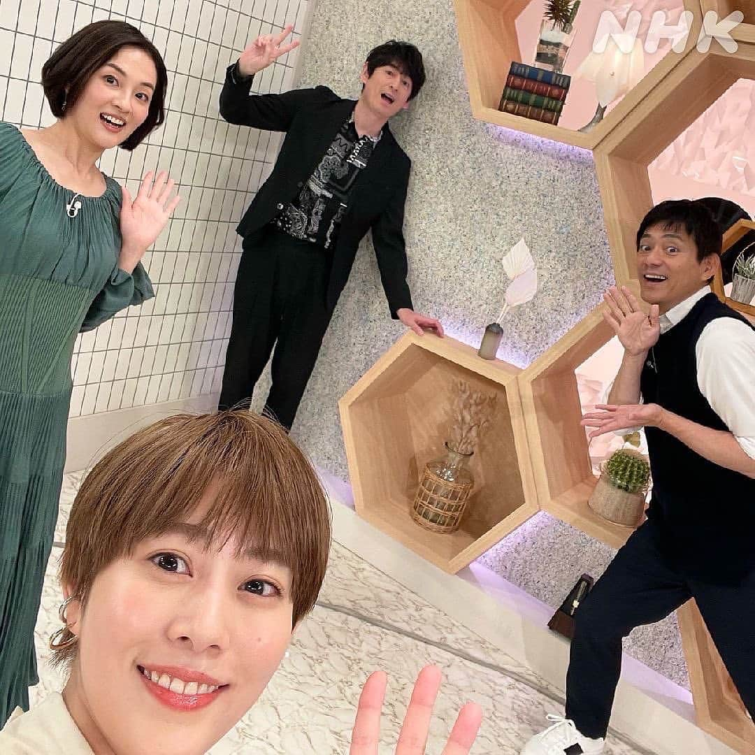 あさイチさんのインスタグラム写真 - (あさイチInstagram)「鈴木です。 今日のゲストは高畑充希さん。  明るい髪色のショートカット、 朝の時間だから選んだという白いワンピースで登場。 キラキラがあふれ出ていた…✨  いま稽古中の「奇跡の人」の話からは、 舞台への愛がひしひしと伝わってきました。  歌うことが好きになったのは最近という エピソードにはビックリ！ 海外1人旅が好きだったり、実は緊張しぃだったり、 褒められることが苦手だったり… そんな話を聞けば聞くほど、褒めたくなってしまう(笑) 魅力たっぷりの方でした。  #高畑充希 さん #プレミアムトーク #俳優 #博多華丸大吉  #鈴木奈穂子 アナ #nhk #あさイチ #8時15分から」4月22日 16時09分 - nhk_asaichi