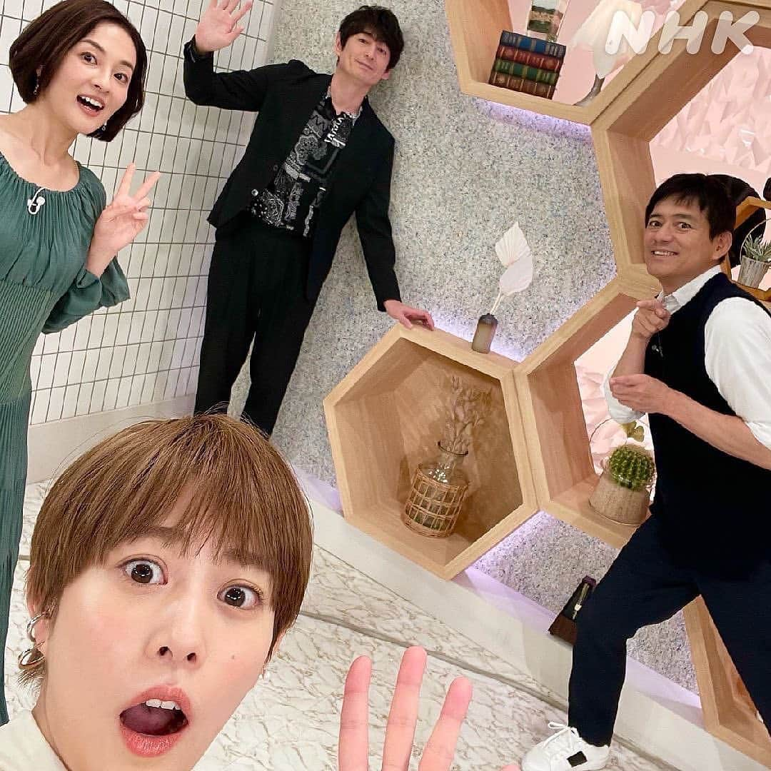 あさイチさんのインスタグラム写真 - (あさイチInstagram)「鈴木です。 今日のゲストは高畑充希さん。  明るい髪色のショートカット、 朝の時間だから選んだという白いワンピースで登場。 キラキラがあふれ出ていた…✨  いま稽古中の「奇跡の人」の話からは、 舞台への愛がひしひしと伝わってきました。  歌うことが好きになったのは最近という エピソードにはビックリ！ 海外1人旅が好きだったり、実は緊張しぃだったり、 褒められることが苦手だったり… そんな話を聞けば聞くほど、褒めたくなってしまう(笑) 魅力たっぷりの方でした。  #高畑充希 さん #プレミアムトーク #俳優 #博多華丸大吉  #鈴木奈穂子 アナ #nhk #あさイチ #8時15分から」4月22日 16時09分 - nhk_asaichi