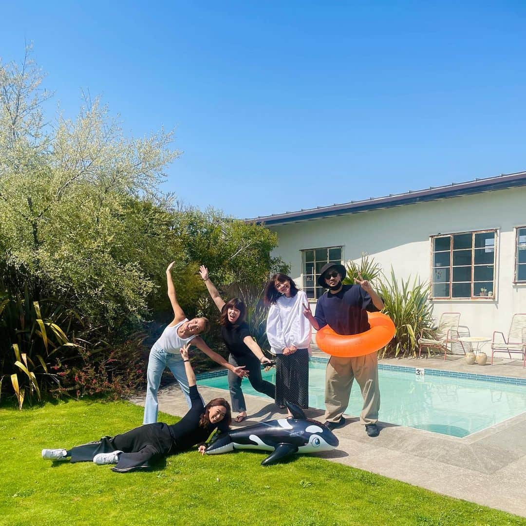 野沢和香さんのインスタグラム写真 - (野沢和香Instagram)「撮影の隙間の待ち時間にchilling time☀️  4月は息をつく間もなく走ってて🏃‍♀️束の間のこんな時間がものすご〜く幸せだった☀️✨ こういう時間も必要だ🤍 そして太陽必須☺️☀️まちがいない✨  そして今日は、いつもHappy エナジーの大好きな　@story_love40  メンバーで、素敵な写真が撮れました❣️ 皆で創るお仕事って楽しい！！  7月号をお楽しみに！」4月22日 16時50分 - wakanozawa