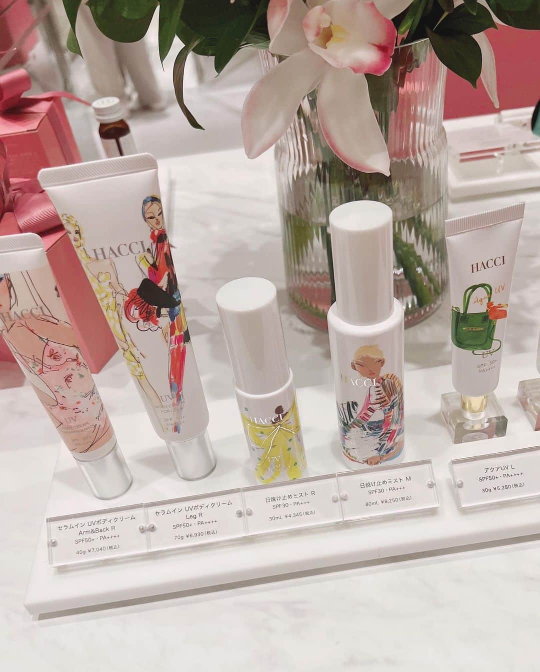 福王寺彩野さんのインスタグラム写真 - (福王寺彩野Instagram)「今日は久しぶりにママ @filrouge_akemi とお出かけ👯‍♀️💕  ペニンシュラでアフタヌーンティー（アンテプリマ👜コラボ🧁）してから☕️伊勢丹へ💗  AHKAHの新作のブライダル💍をチェックして（めちゃくちゃ可愛いです！留め方も他と違うから見てみてね😆✨）から、  大好きな @hacci_official のポップアップへ🐝💛 仁美さん @hacci1912 にも会えました😍❣️ 愛用中の2ステップスキンケア @honeybyhacci や、これからの季節に欠かせない日焼け止め（babyも使えるスプレータイプも👶🏻）、もう何本めかわからない蜂蜜ボディーソープのbee HUGを買い足し🍯🛍💓 このポップアップは来週火曜日まで開催されてます🥰しかもこの場所で写真撮るとめちゃ綺麗に写る❣️おすすめフォトスポット📸✨✨ この写真は仁美さんの息子さんでフォトグラファーの @go.minami くんが撮ってくれました✨ 皆さんも是非足を運んでみてくださいね💘  #hacci #honeybyhacci #popupstore #isetan #motheranddaughter #afternoontea #peninsulatokyo #anteprima #ootd #chanel #ludlow」4月22日 16時56分 - ayano_fukuoji