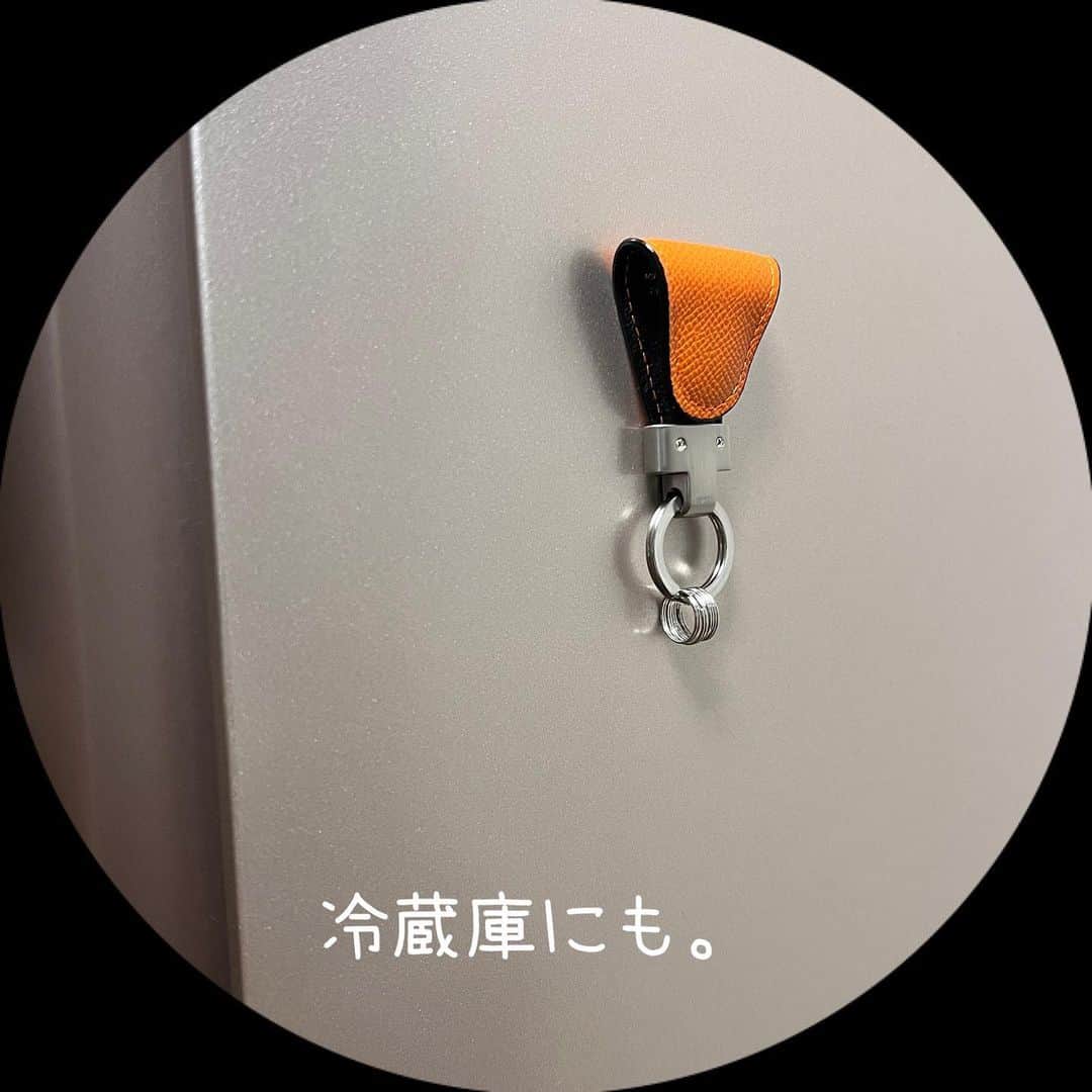 七瀬さくらさんのインスタグラム写真 - (七瀬さくらInstagram)「Key Clip®️ 特許第5406625号  鞄やポケットにクリップしたり、 冷蔵庫やスチールデスク、ドアなどにホールドできるキーリングのご紹介です【PR】  「もう、鍵をなくさない」 毎日使うものだからさっと取り出して使いたい🤳 ふたつのマグネットの磁力で色んなところにクリップ出来るし、くっつけて保管が可能。  革が選べます。 ドイツカーフレザー（牛革）のオレンジを私は選びました🇩🇪 いい革の香りがします。 傷や皺がつきにくいとの事で選びました。  玄関に貼り付けておけば、行きも帰りも置き場所を忘れずに楽！（私がどこに置いたか忘れてしまうタイプなので…😂）  ※マグネットを使用してますので、磁気干渉の恐れがあるカードや特殊キー等には密着させないでください。 ※車のリモコンとクリップが折り重なって密着した状態ではリモコンキーが反応しない場合があります。  PR @vintage.r.p #keyclip #キークリップ  #便利雑貨 #本革製品 #VRP革 #レザー雑貨 #日本製 #vintagerevivalproductions」4月22日 17時09分 - 739ra
