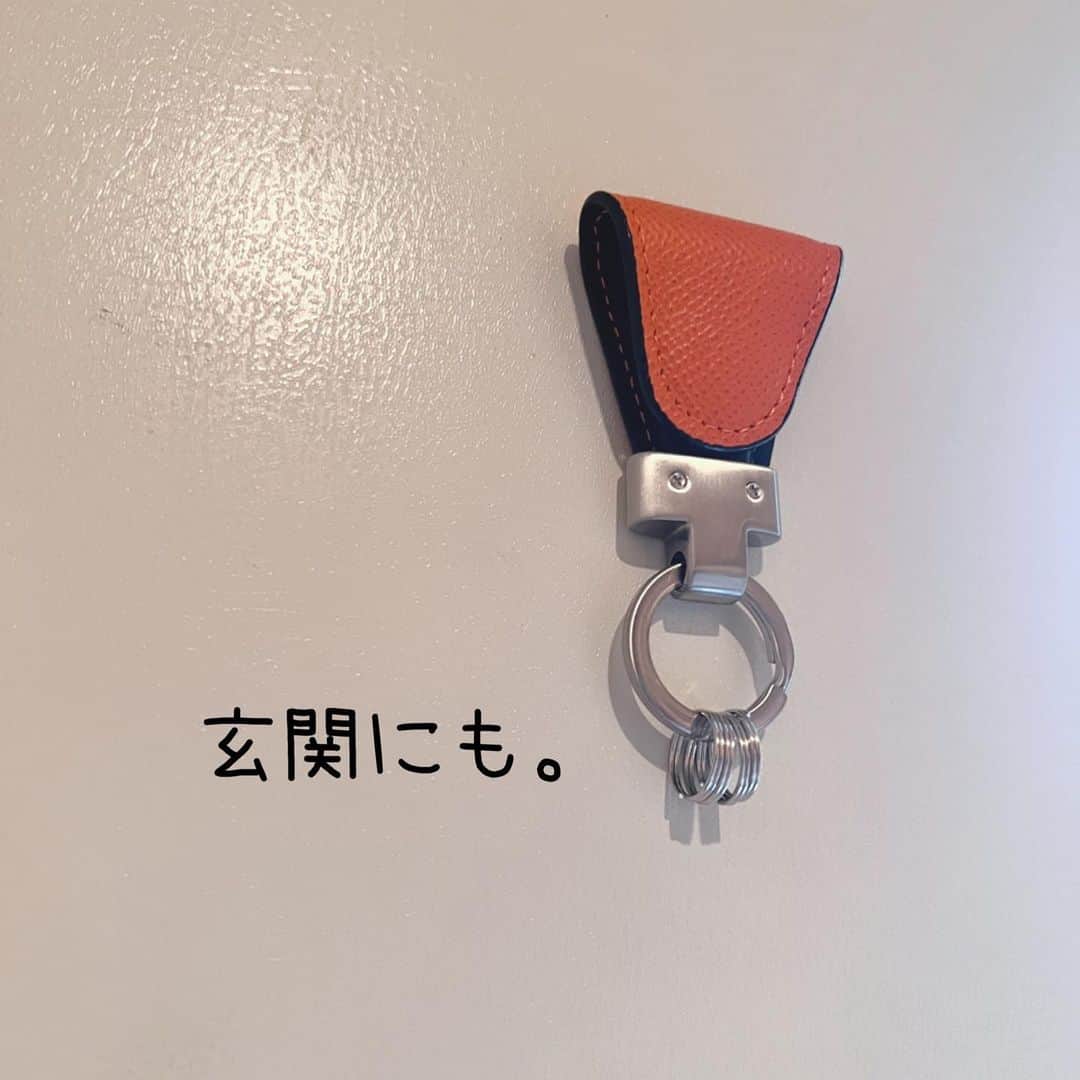 七瀬さくらさんのインスタグラム写真 - (七瀬さくらInstagram)「Key Clip®️ 特許第5406625号  鞄やポケットにクリップしたり、 冷蔵庫やスチールデスク、ドアなどにホールドできるキーリングのご紹介です【PR】  「もう、鍵をなくさない」 毎日使うものだからさっと取り出して使いたい🤳 ふたつのマグネットの磁力で色んなところにクリップ出来るし、くっつけて保管が可能。  革が選べます。 ドイツカーフレザー（牛革）のオレンジを私は選びました🇩🇪 いい革の香りがします。 傷や皺がつきにくいとの事で選びました。  玄関に貼り付けておけば、行きも帰りも置き場所を忘れずに楽！（私がどこに置いたか忘れてしまうタイプなので…😂）  ※マグネットを使用してますので、磁気干渉の恐れがあるカードや特殊キー等には密着させないでください。 ※車のリモコンとクリップが折り重なって密着した状態ではリモコンキーが反応しない場合があります。  PR @vintage.r.p #keyclip #キークリップ  #便利雑貨 #本革製品 #VRP革 #レザー雑貨 #日本製 #vintagerevivalproductions」4月22日 17時09分 - 739ra