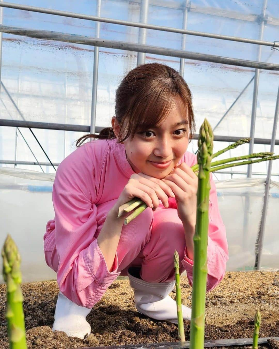 間瀬遥花さんのインスタグラム写真 - (間瀬遥花Instagram)「. 今朝は栃木から、旬のホワイトアスパラを生中継👩🏼‍🌾📡 . 初アスパラ収穫！ 初ホワイトアスパラ生食！ . 夜中の雨もすっかり上がって、綺麗な風景の中で食べるアスパラ、最高でした😋 大谷農園さん、ありがとうございました🌱 . . . #zip #生中継 #中継 #アスパラ #アスパラガス #ホワイトアスパラ #ホワイトアスパラガス #アスパラ農家 #アスパラ栽培 #アスパラガス栽培 #大谷農園 #アスパラ収穫 #旬 #栃木 #さくら市」4月22日 17時55分 - maseharu_929