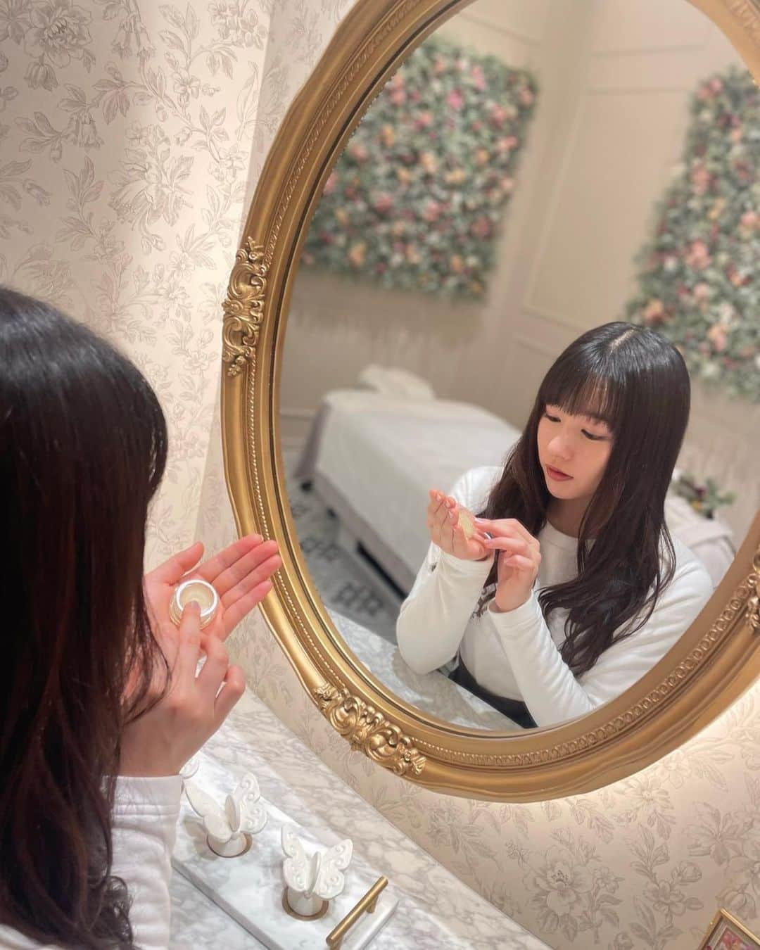 桜井日奈子さんのインスタグラム写真 - (桜井日奈子Instagram)「SABON初のリップケアラインが4/28（木）に発売されます！  ぷるんと弾むような唇を叶える『リップビューティーオイル』 やわらかくなめらかに磨き上げる『リップポリッシャー』 濃密な潤いで満たす『リップバーム』のラインナップです！    美容成分を豊富に含むといわれる地中海産のザクロ成分配合で、ヴィーガン処方🌱 「磨く、潤す、補う」SABONならではのリップケアでふっくらとした唇に。   使うたびに、果実と花のやさしいハーモニーを感じる『フルーティー・グルマン』の香りを感じてうっとり♡   ガラス容器でできているパッケージも可愛いです！ 一足早くお試しさせていただいていますが、とってもお気に入りです🙋‍♀️   みなさんもぜひ試してみてください☺  #sabon #サボン #sabonlipcare #リップポリッシャー #リップバーム #リップビューティーオイル #sabon25years #sabonジャパンアンバサダー @sabon_japan」4月22日 18時19分 - sakurai.hinako_official