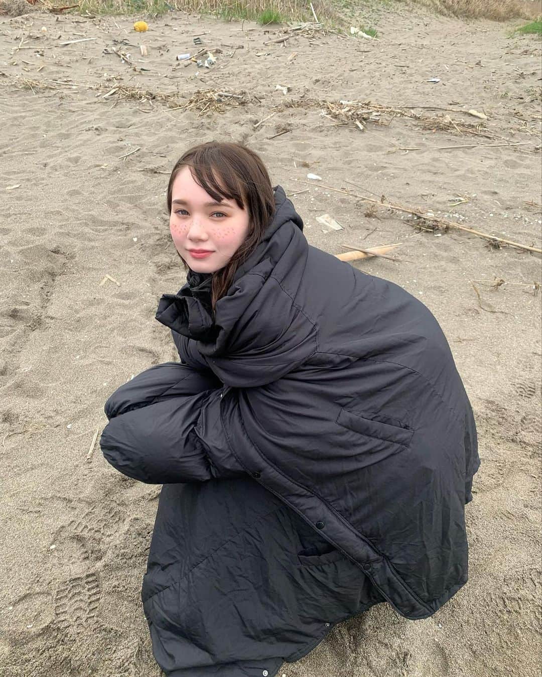 マーシュ彩さんのインスタグラム写真 - (マーシュ彩Instagram)「須田景凪さんのMV 「無垢」に出演させていただいてます☺︎ 海での撮影でした！ オフショットたくさん撮ったので載せさせてください。♡  #無垢」4月22日 19時25分 - ayamarshofficial