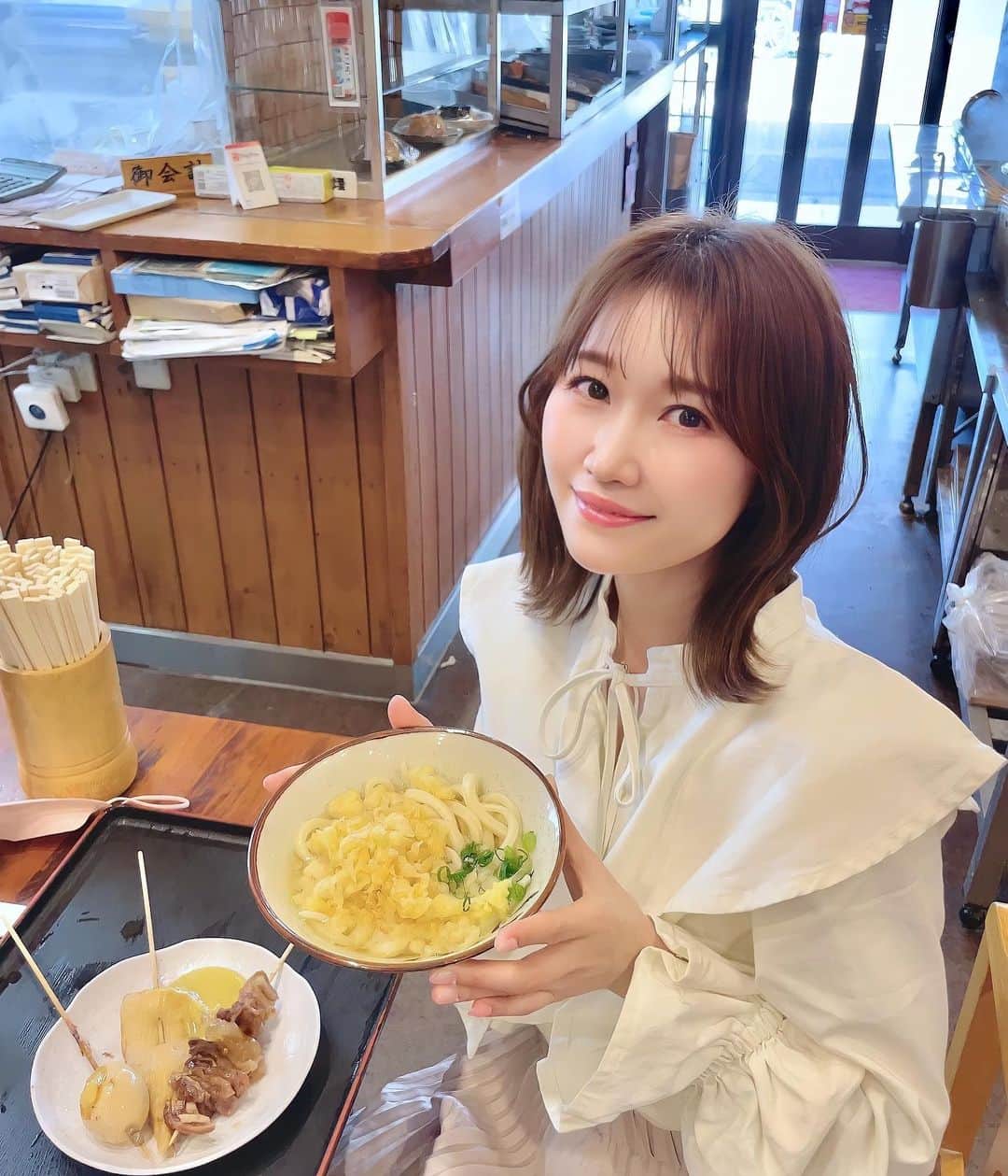 浦野一美さんのインスタグラム写真 - (浦野一美Instagram)「#trip  香川といえば、うどん‼️ 人気の大島うどんへ行ってみました。  私達は、かけうどんと肉うどんを注文📝 お椀に御汁を入れて温めておき、 フリースタイルでおうどんを湯掻いて盛ったら 完成です👏🏻 (やり方わからず、お店の方が優しく教えて下さいました✨)   一口食べて、香川県に来てよかった❣️ と瞬時に思う程美味しかった‼️ 香川県民の方々はいいな、、 このクオリティーのうどんが低価格で食べられる日常…羨ましい🥹✨  不思議だけど、おでんも一緒に売っているんですね🍢特製の辛子が甘くて美味しかったです✨  #kagawa #sea #port #spring #うどん#香川旅行 #旅行 #国内旅行 #japan #japantrip #うどん県 #CinDytravel」4月22日 19時41分 - cindy.cinderella