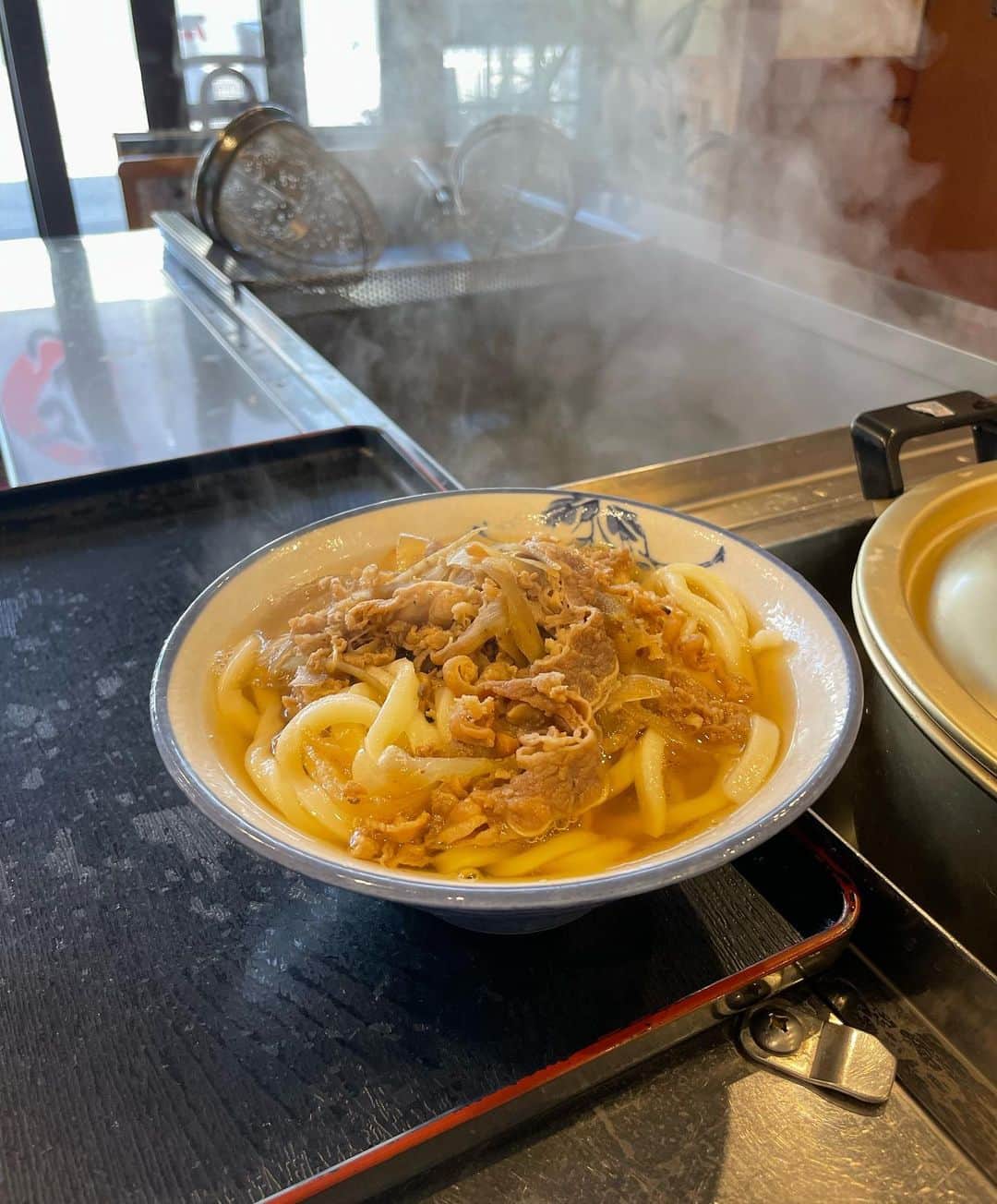浦野一美さんのインスタグラム写真 - (浦野一美Instagram)「#trip  香川といえば、うどん‼️ 人気の大島うどんへ行ってみました。  私達は、かけうどんと肉うどんを注文📝 お椀に御汁を入れて温めておき、 フリースタイルでおうどんを湯掻いて盛ったら 完成です👏🏻 (やり方わからず、お店の方が優しく教えて下さいました✨)   一口食べて、香川県に来てよかった❣️ と瞬時に思う程美味しかった‼️ 香川県民の方々はいいな、、 このクオリティーのうどんが低価格で食べられる日常…羨ましい🥹✨  不思議だけど、おでんも一緒に売っているんですね🍢特製の辛子が甘くて美味しかったです✨  #kagawa #sea #port #spring #うどん#香川旅行 #旅行 #国内旅行 #japan #japantrip #うどん県 #CinDytravel」4月22日 19時41分 - cindy.cinderella