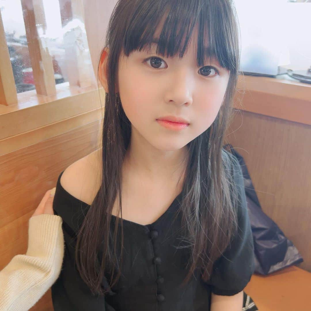 ゆわももチャンネルさんのインスタグラム写真 - (ゆわももチャンネルInstagram)「目が✨キラキラ✨子供の目を見ると…本当に綺麗で 更に、もっと愛しくなるよね🥺  しなこちゃんに会いたい  これが今の一番よく言う言葉です🤣  いつか叶えよう！  #小学生女子 #小学生コーデ  #モデルになりたい女の子 #モデルになりたい #ももわコーデ #目がキラキラ」4月22日 20時22分 - atsumi.y_m