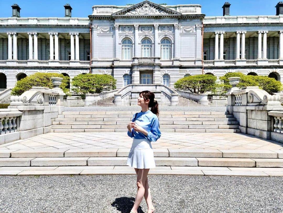 IKUMIさんのインスタグラム写真 - (IKUMIInstagram)「🏰 迎賓館赤坂離宮😊  国賓で使われる場所☝🏻 天皇陛下や首相が海外の大統領など 招く時にここを使うらしい♥  館内も見学したんだけど ものすっごいシャンデリアに、大理石の柱に、金の絵掘りに、、で 映画の舞踏会の世界に紛れ込んだ気分だった🫠💞  写真は館内禁止だったからお見せできないのが残念🥺  .  #赤坂離宮#日本旅行#国内旅行#ツアーガイド#スタイル抜群#モデル体型#高身長コーデ #高身長女子 #高身長女子コーデ #プリーツスカートコーデ #フレアスカート #ミニ丈#韓国服#韓国ファッション通販 #韓国ファッションコーデ #韓国服通販 #初夏コーデ #旅行コーデ #デートコーデ#スレンダー#slender#スリム#体型維持#尻トレ #尻トレ女子 #横顔 #横顔美人 #撮影依頼受付中 #撮影依頼 #モデル撮影会」4月22日 20時38分 - miiiino3o